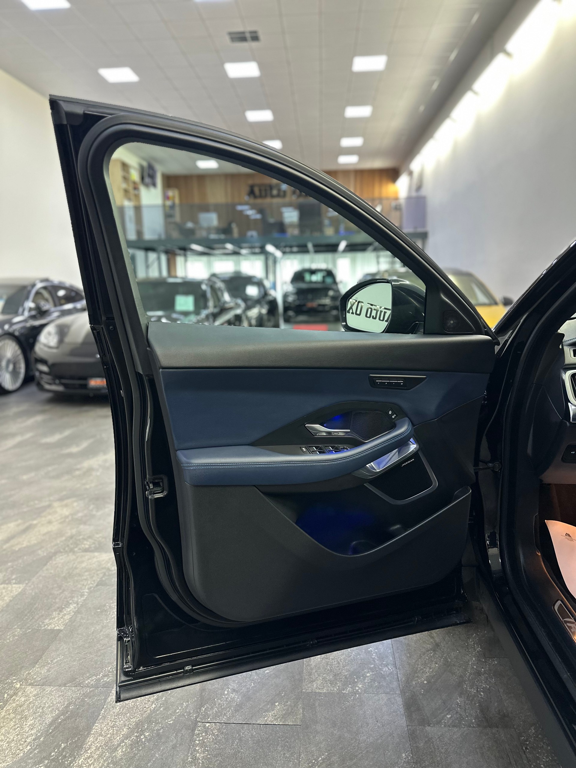 JAGUAR E-Pace 2.0d D240 R-Dynamic HSE AWD Automatik-image-11