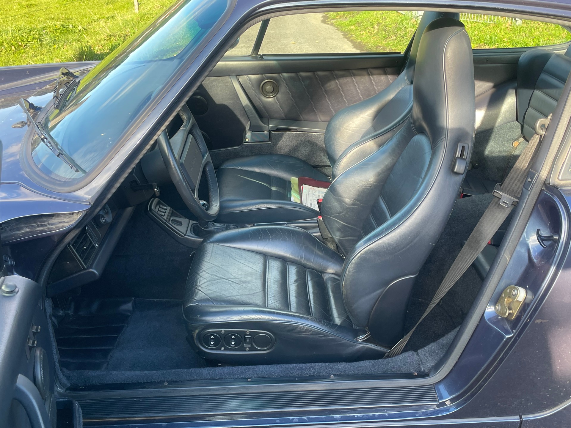 PORSCHE 911 Carrera 4-image-7