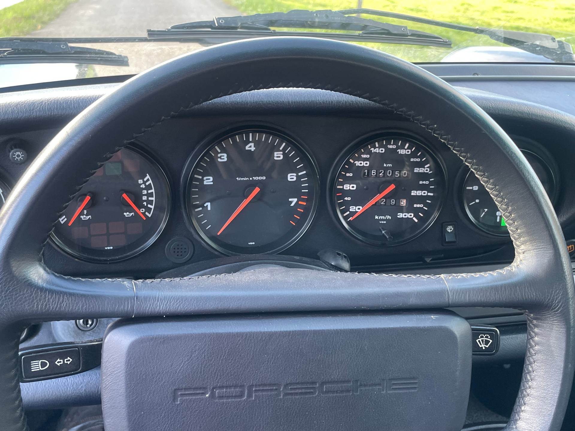 PORSCHE 911 Carrera 4-image-11