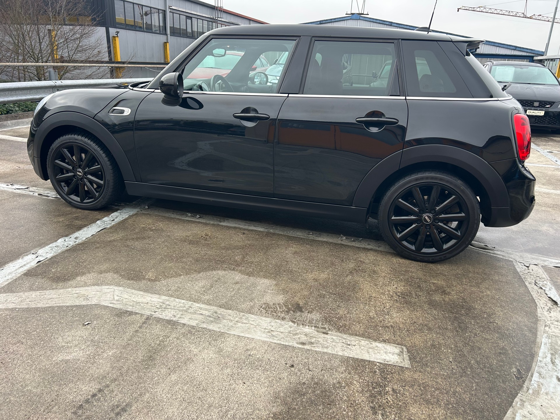 MINI Cooper S-showroom-element-1