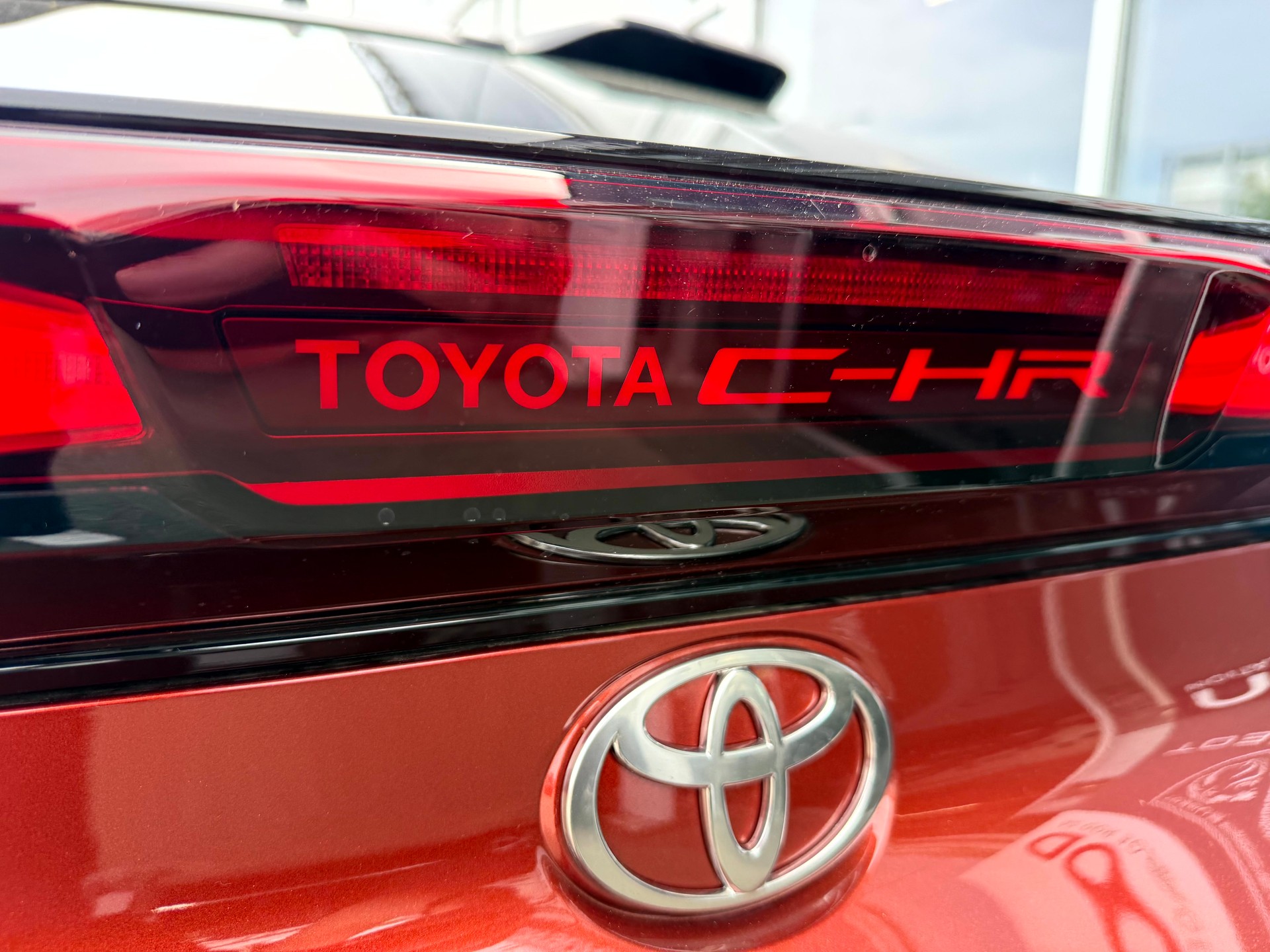 TOYOTA C-HR 2.0 PHEV CVT Swiss Edition-image-7