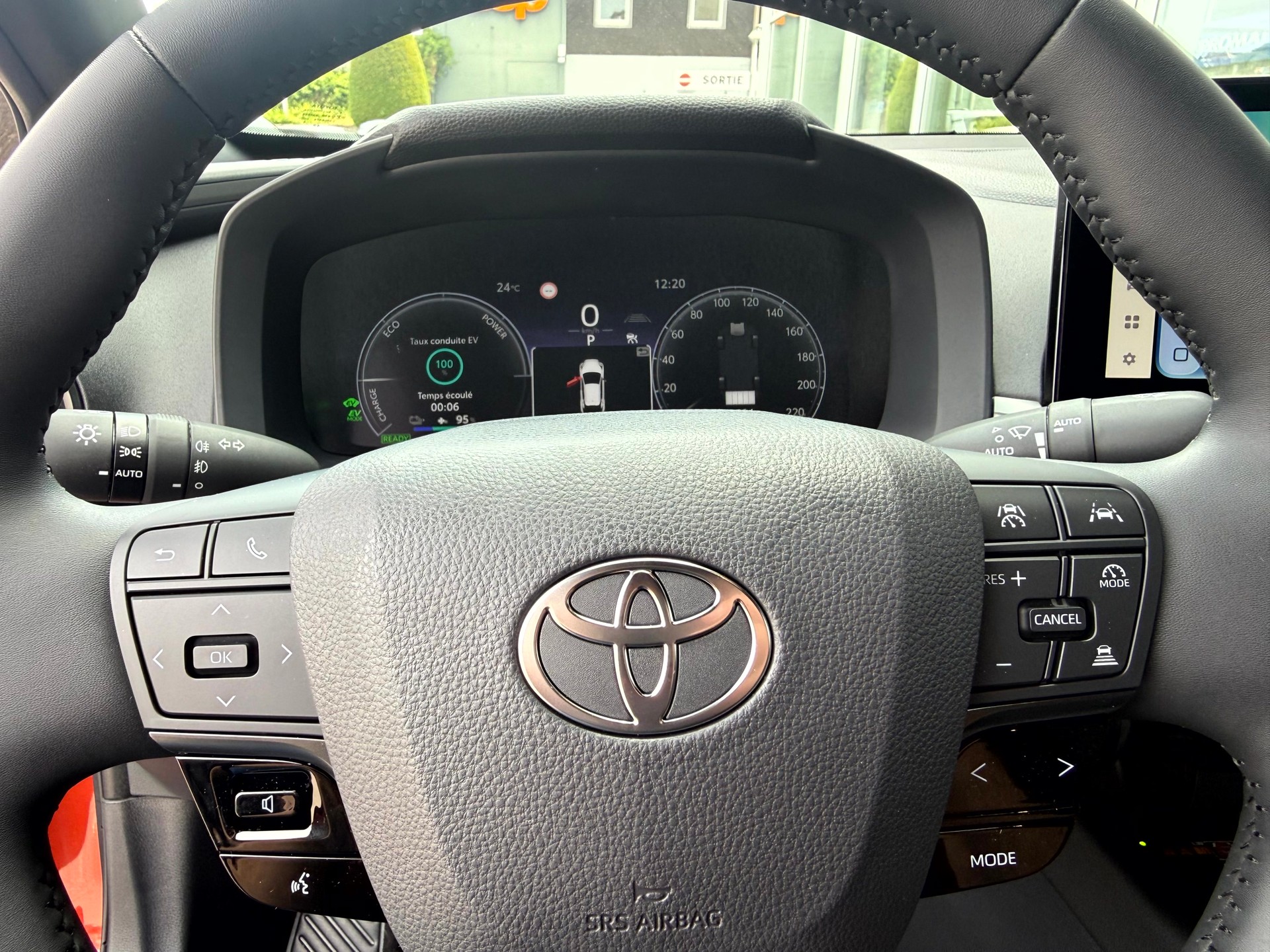 TOYOTA C-HR 2.0 PHEV CVT Swiss Edition-image-21
