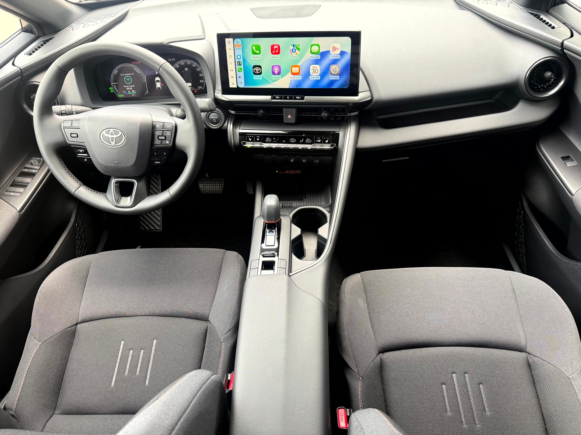 TOYOTA C-HR 2.0 PHEV CVT Swiss Edition-image-16
