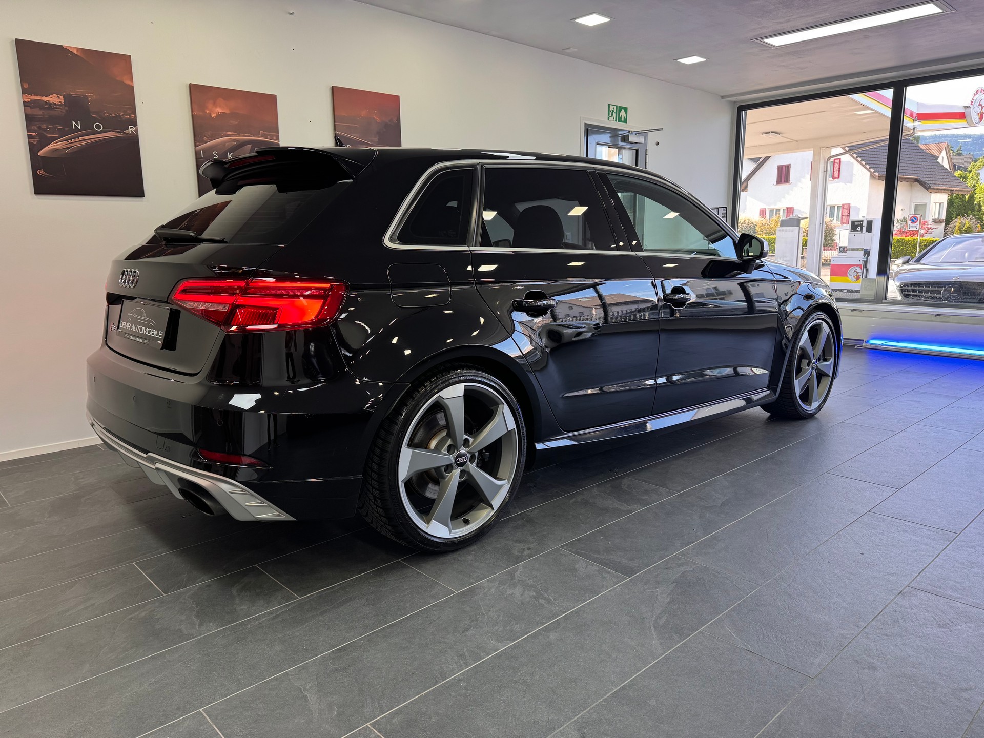 AUDI RS3 Sportback 2.5 TSI quattro S-tronic *Matrix LED / MMI PLUS / Metallic / Ambientebeleuchtung*-image-3