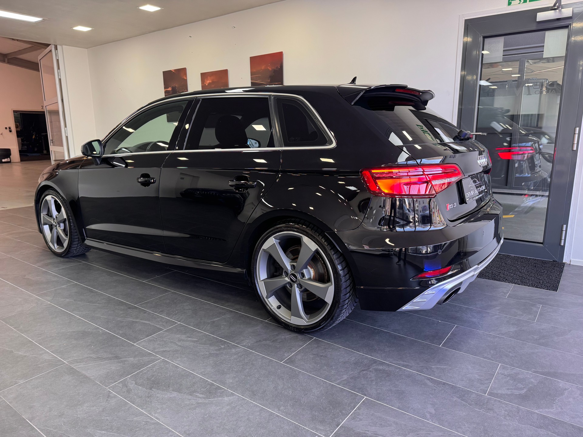 AUDI RS3 Sportback 2.5 TSI quattro S-tronic *Matrix LED / MMI PLUS / Metallic / Ambientebeleuchtung*-image-5