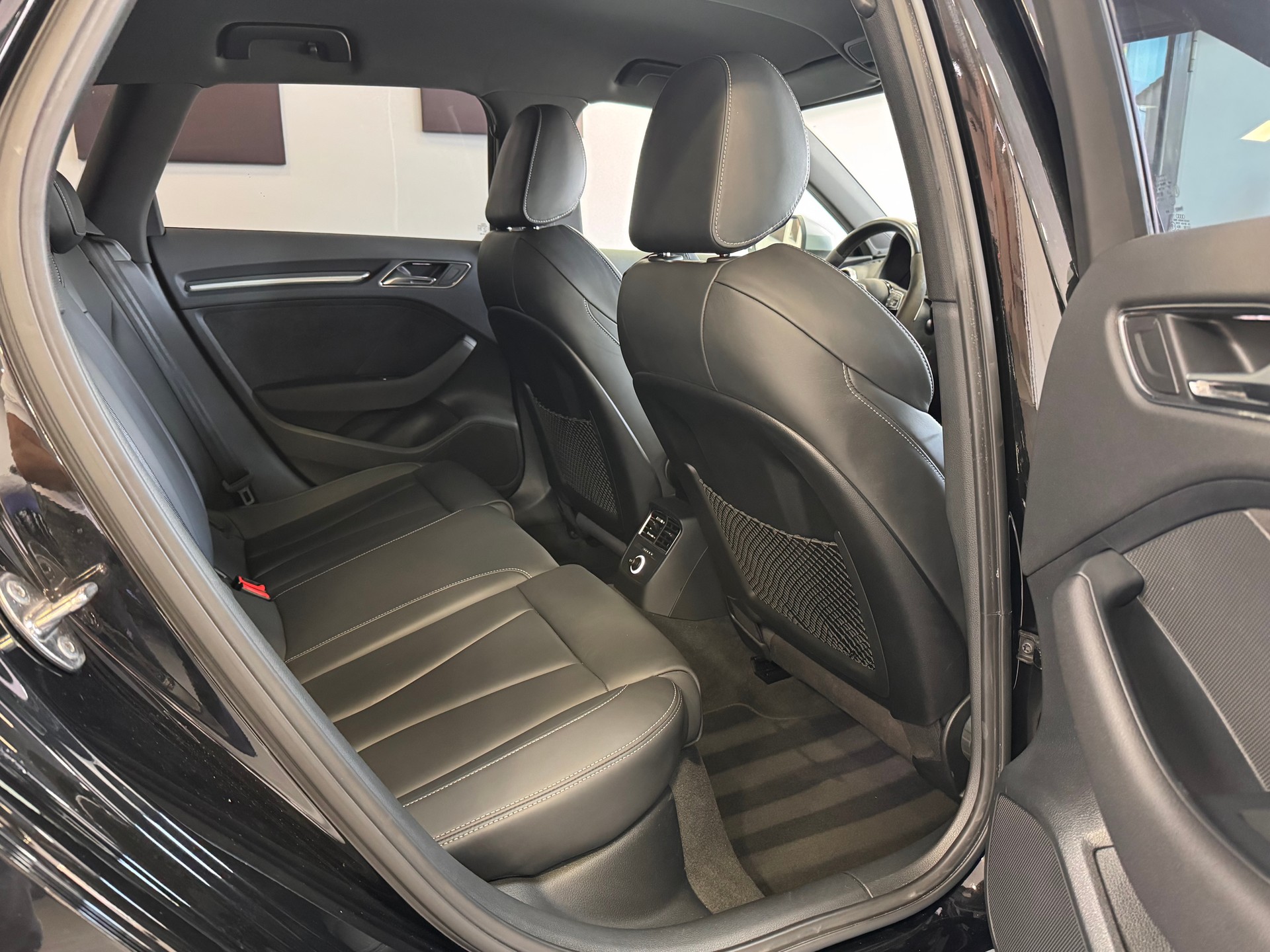 AUDI RS3 Sportback 2.5 TSI quattro S-tronic *Matrix LED / MMI PLUS / Metallic / Ambientebeleuchtung*-image-9