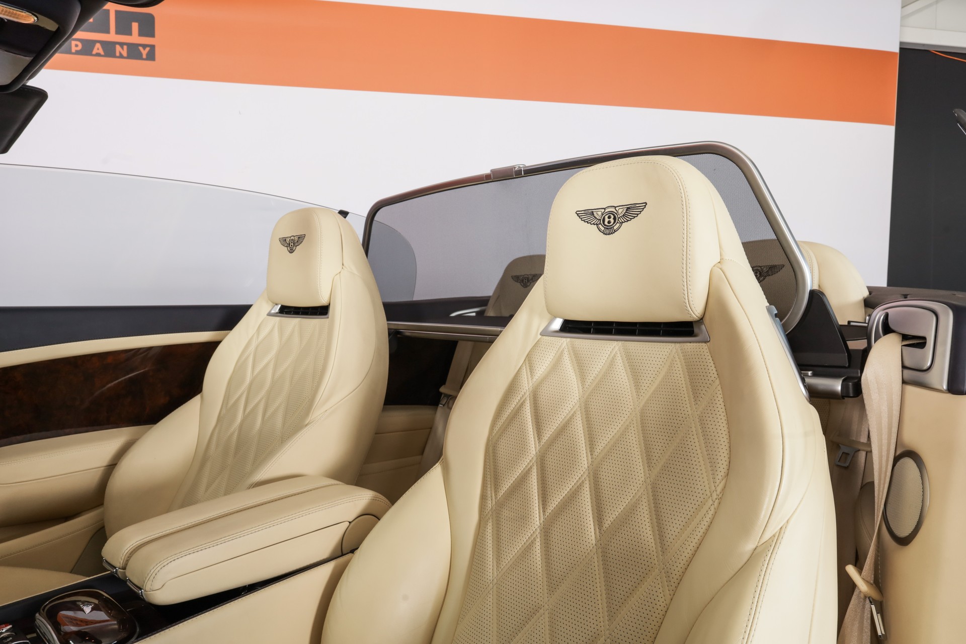 BENTLEY Continental GTC 6.0 W12-showroom-element-3