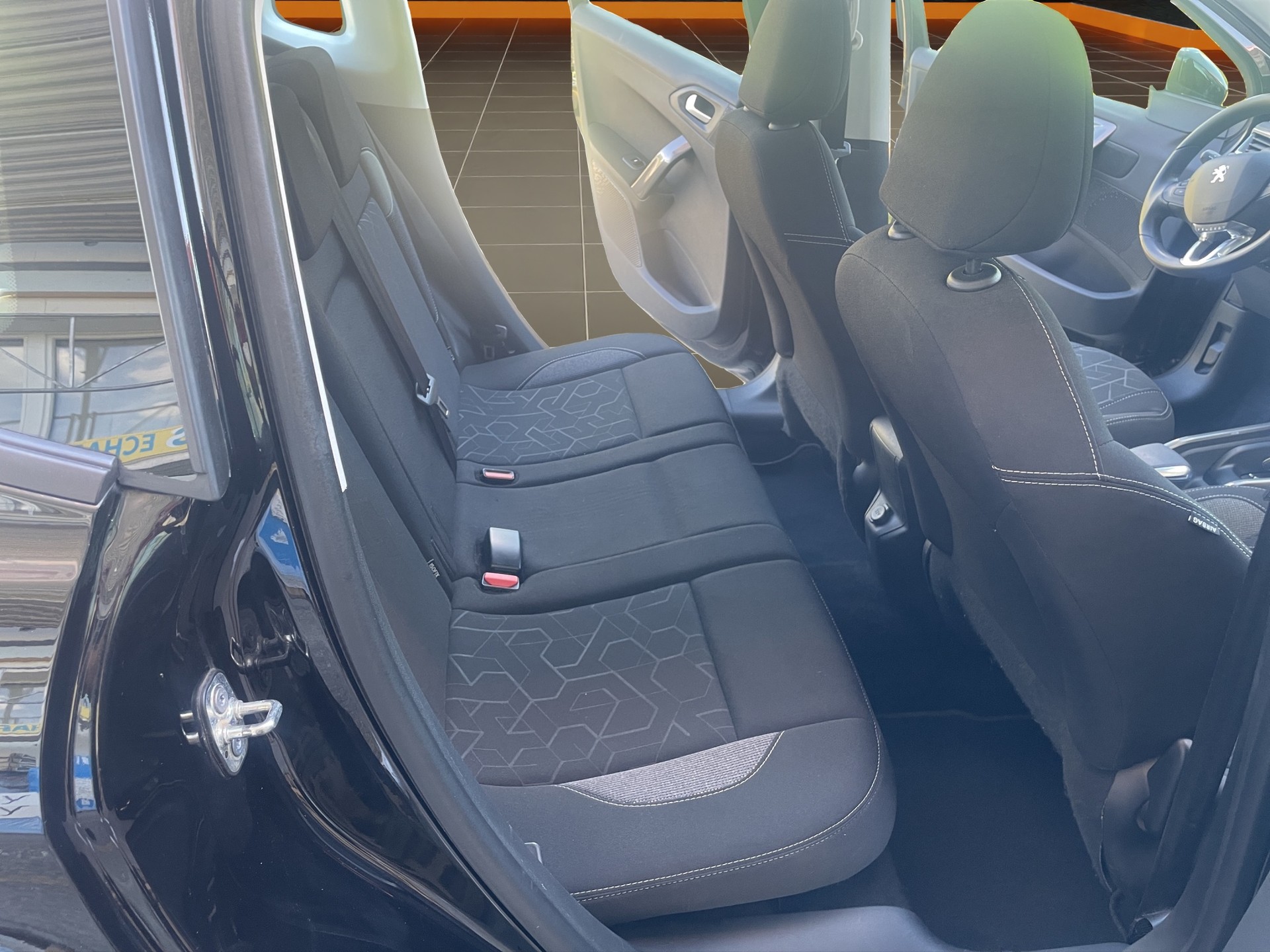 PEUGEOT 2008 1.2 PureTech Active EAT6-image-14