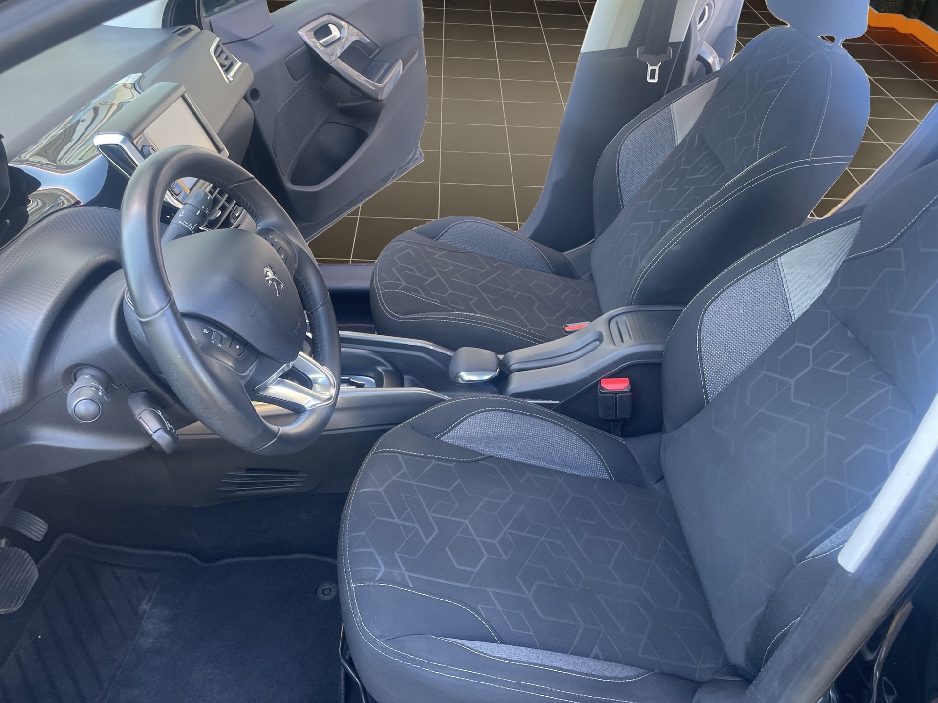 PEUGEOT 2008 1.2 PureTech Active EAT6-image-9