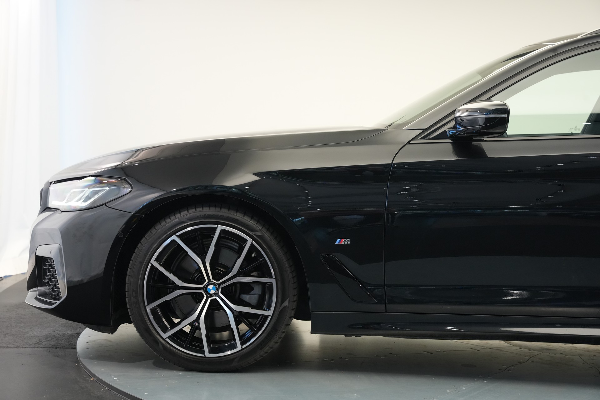 BMW 520d xDrive 48V Touring M Sport Steptronic-image-42