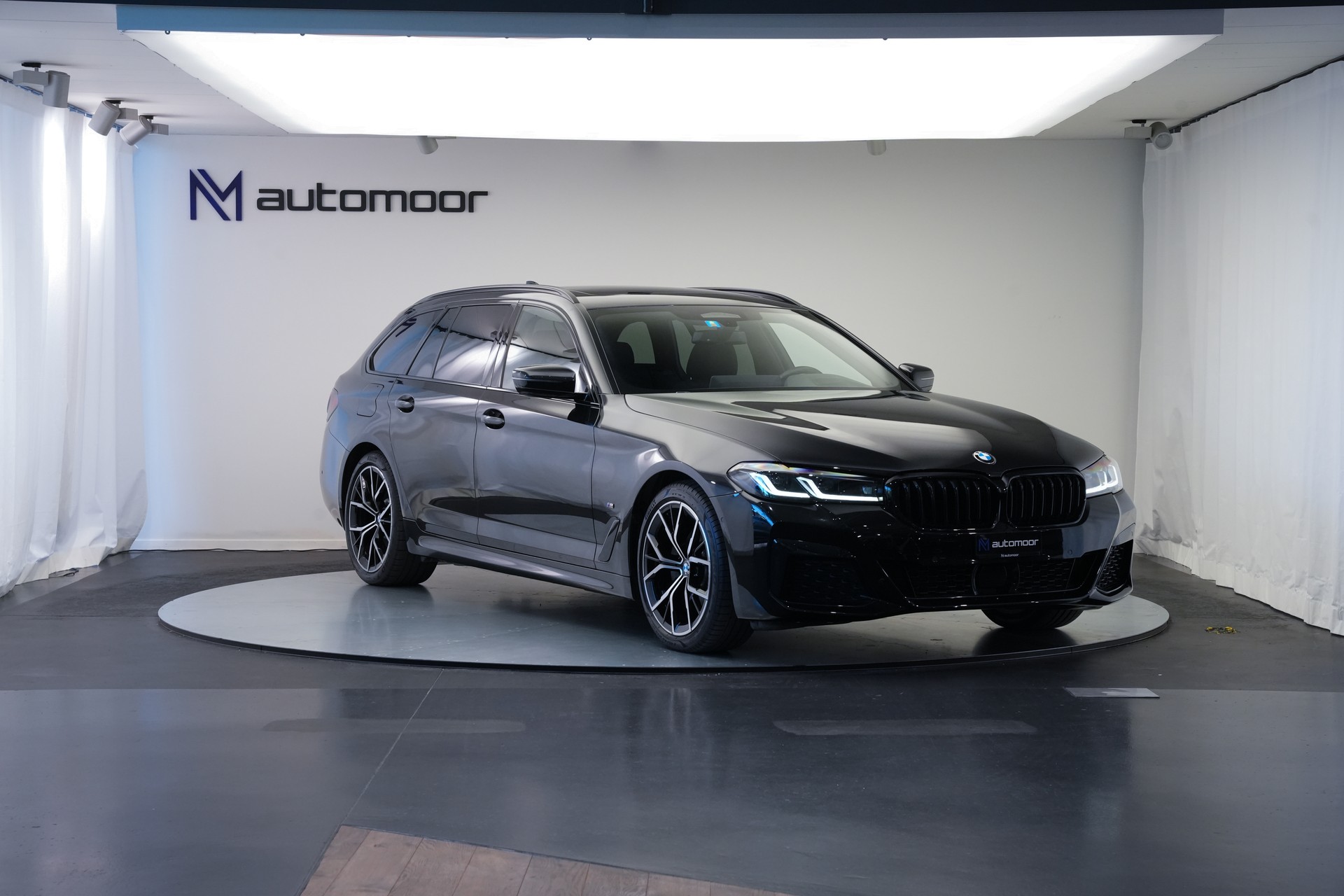 BMW 520d xDrive 48V Touring M Sport Steptronic-showroom-element-2