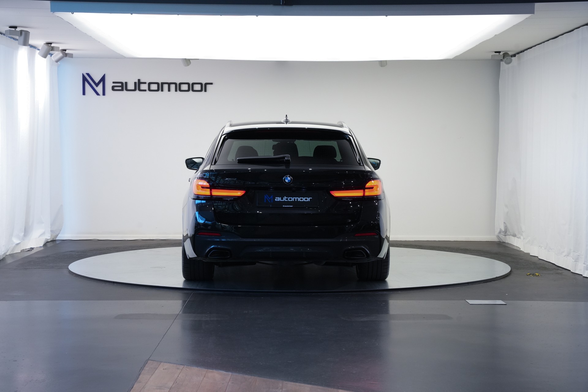 BMW 520d xDrive 48V Touring M Sport Steptronic-image-5