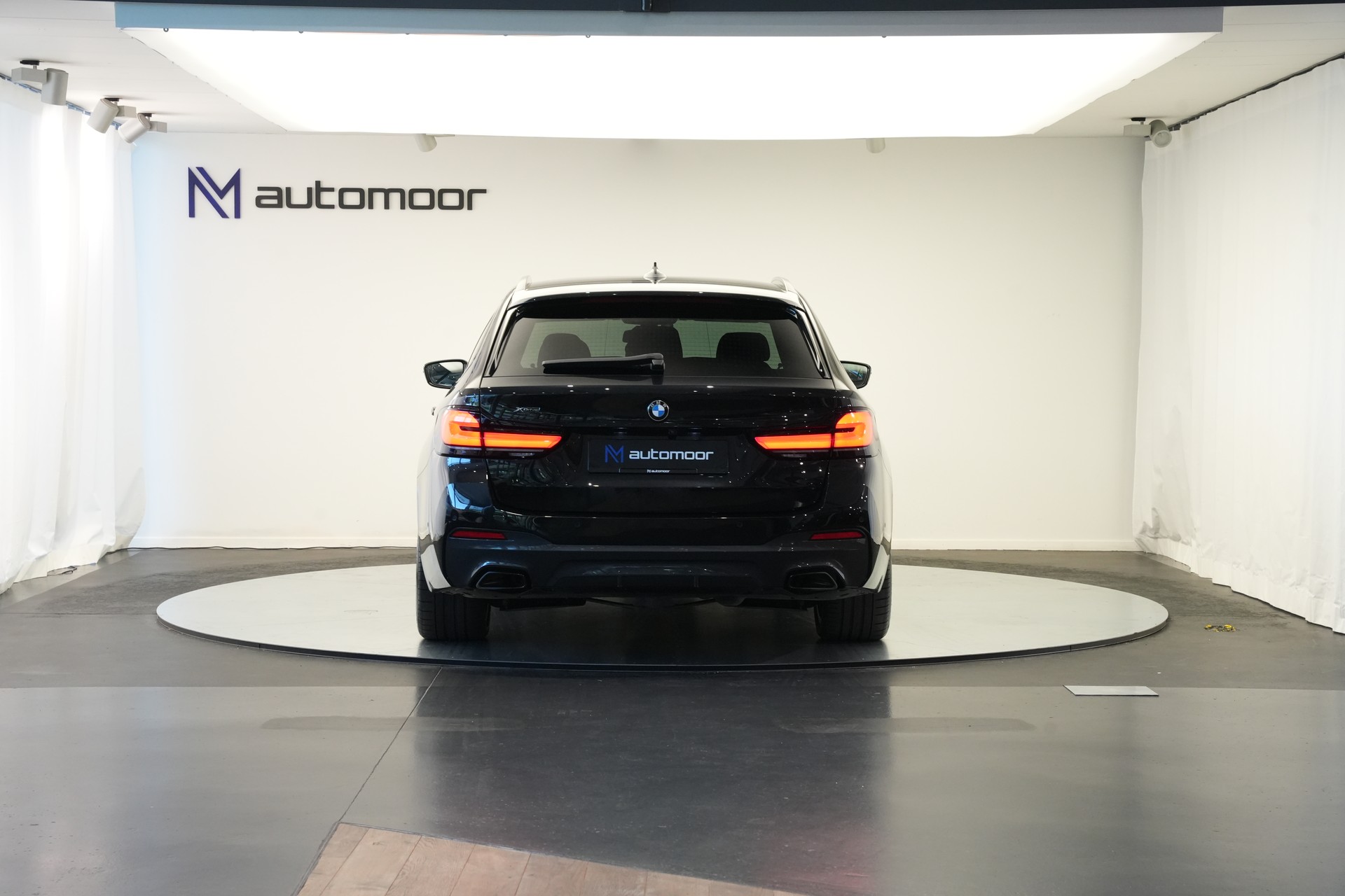 BMW 520d xDrive 48V Touring M Sport Steptronic-image-5