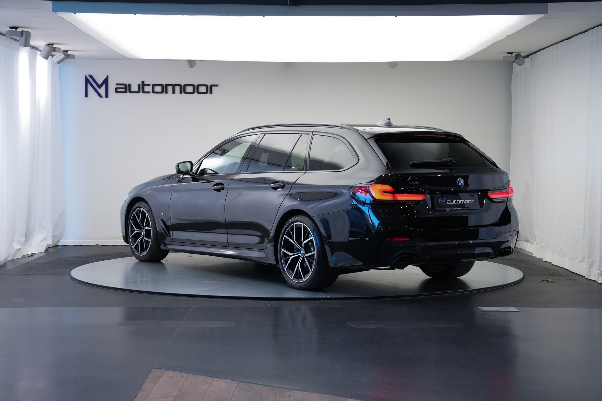 BMW 520d xDrive 48V Touring M Sport Steptronic-image-6