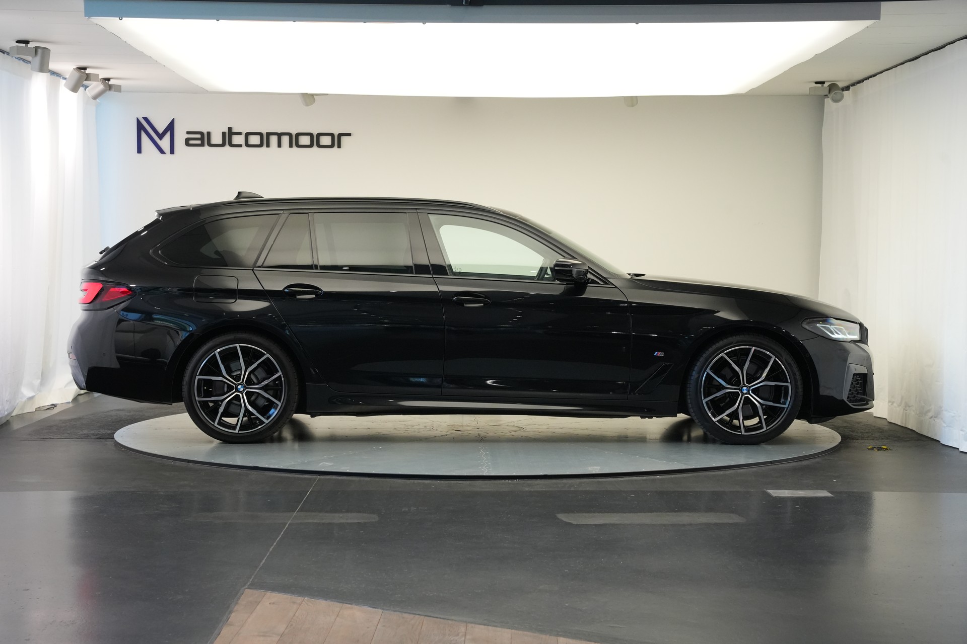 BMW 520d xDrive 48V Touring M Sport Steptronic-showroom-element-3