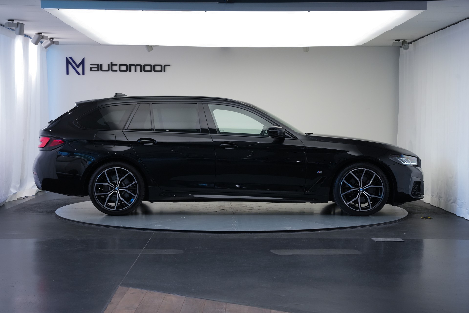 BMW 520d xDrive 48V Touring M Sport Steptronic-showroom-element-3