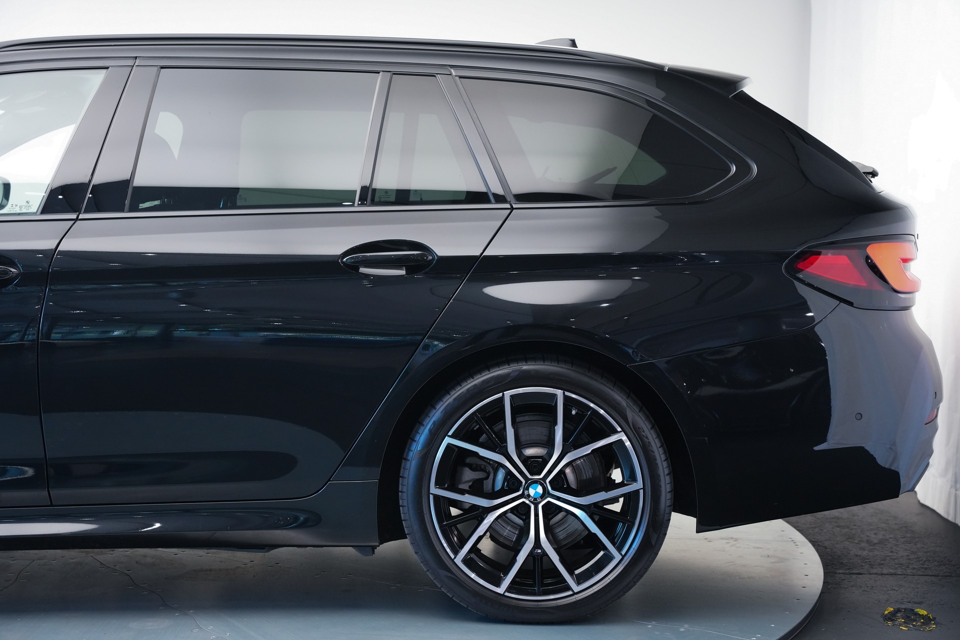BMW 520d xDrive 48V Touring M Sport Steptronic-image-46