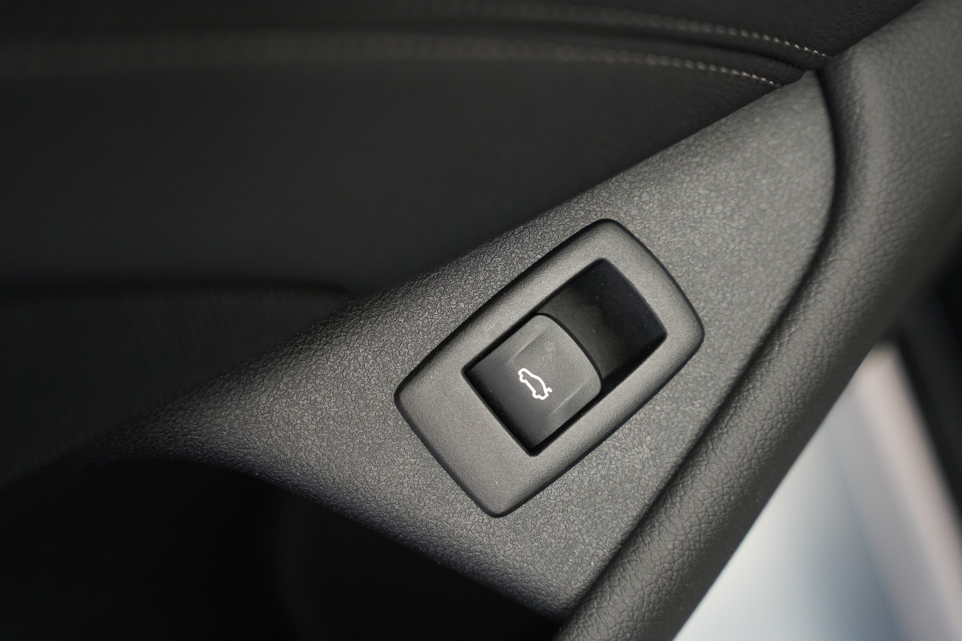 BMW 520d xDrive 48V Touring M Sport Steptronic-image-19