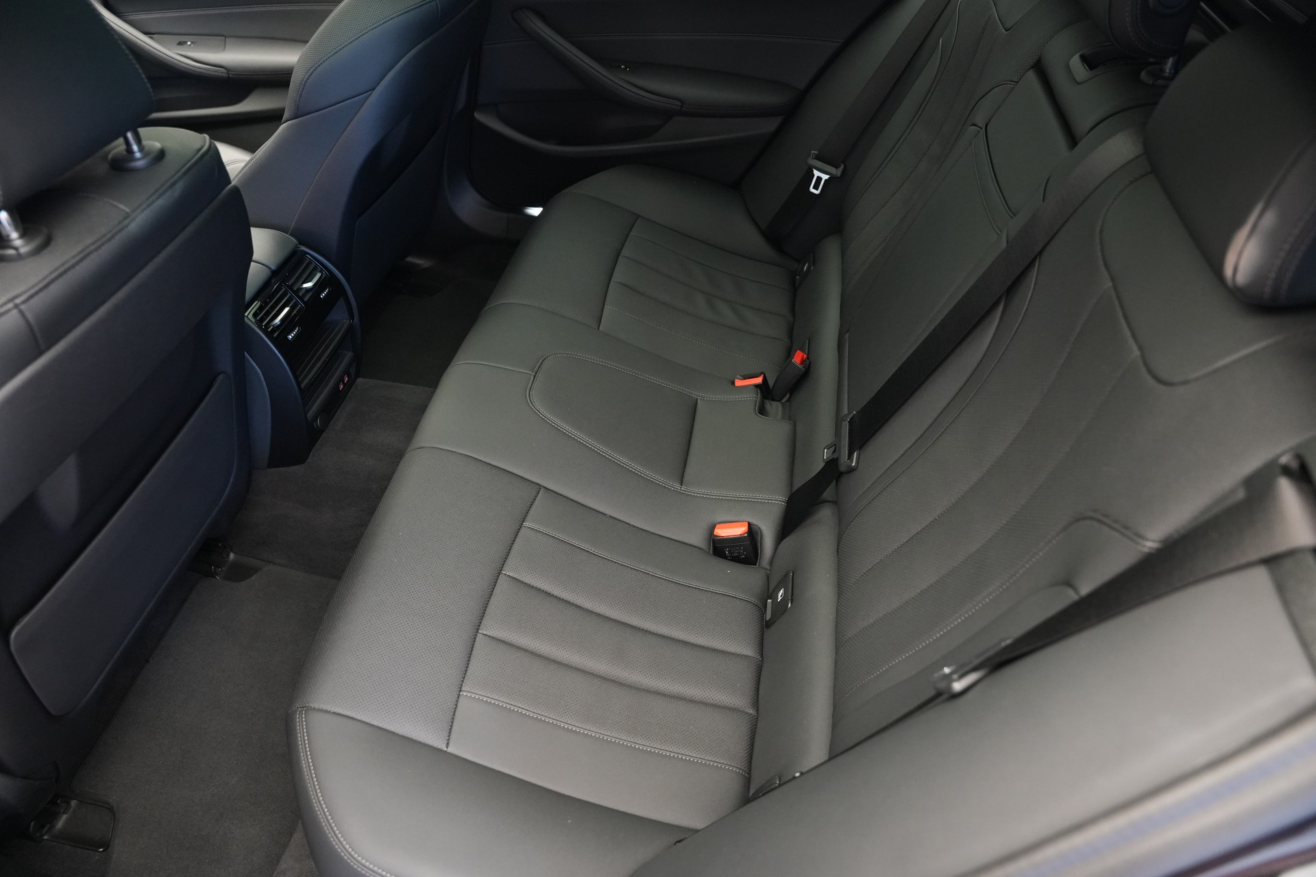 BMW 520d xDrive 48V Touring M Sport Steptronic-image-16