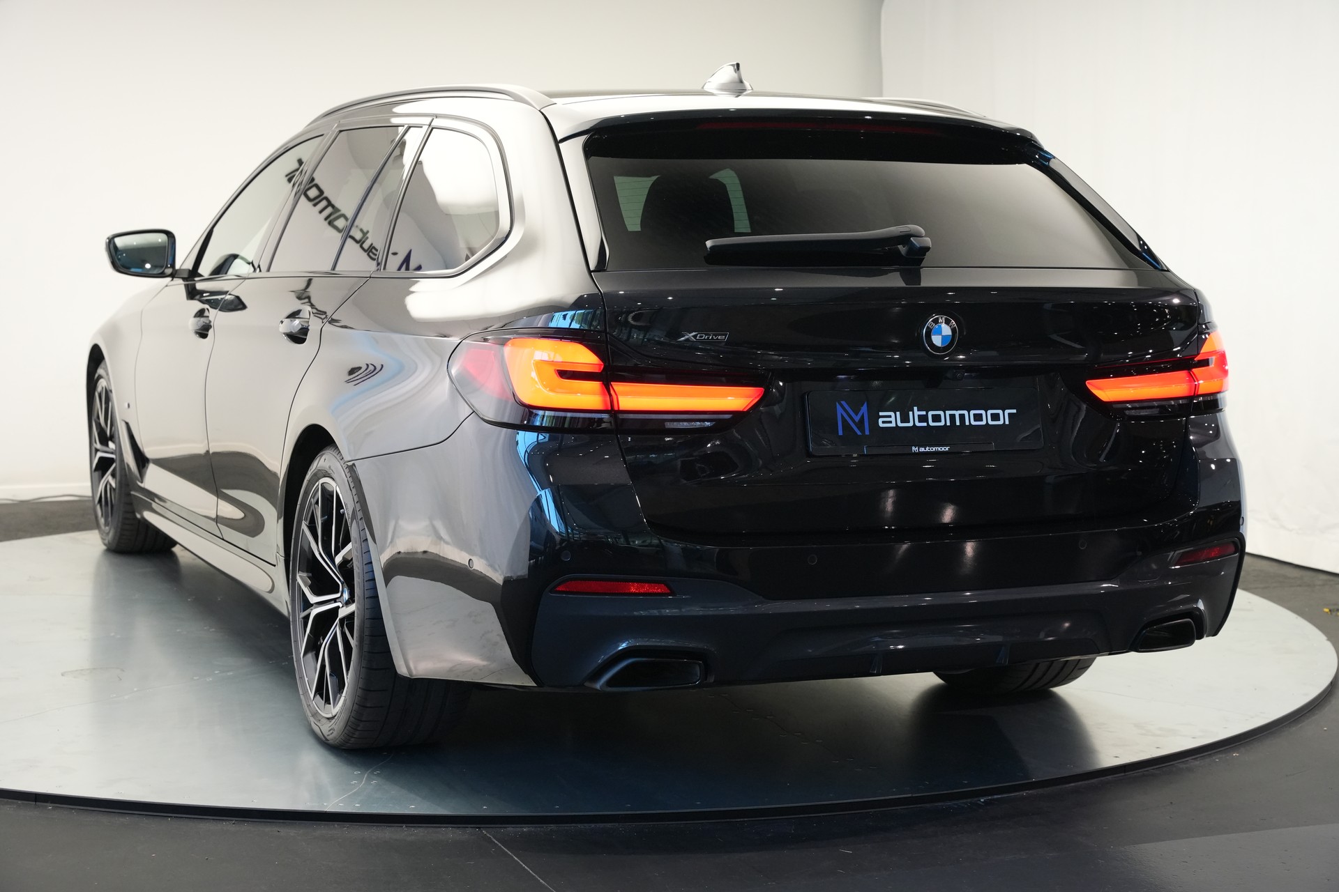 BMW 520d xDrive 48V Touring M Sport Steptronic-image-40