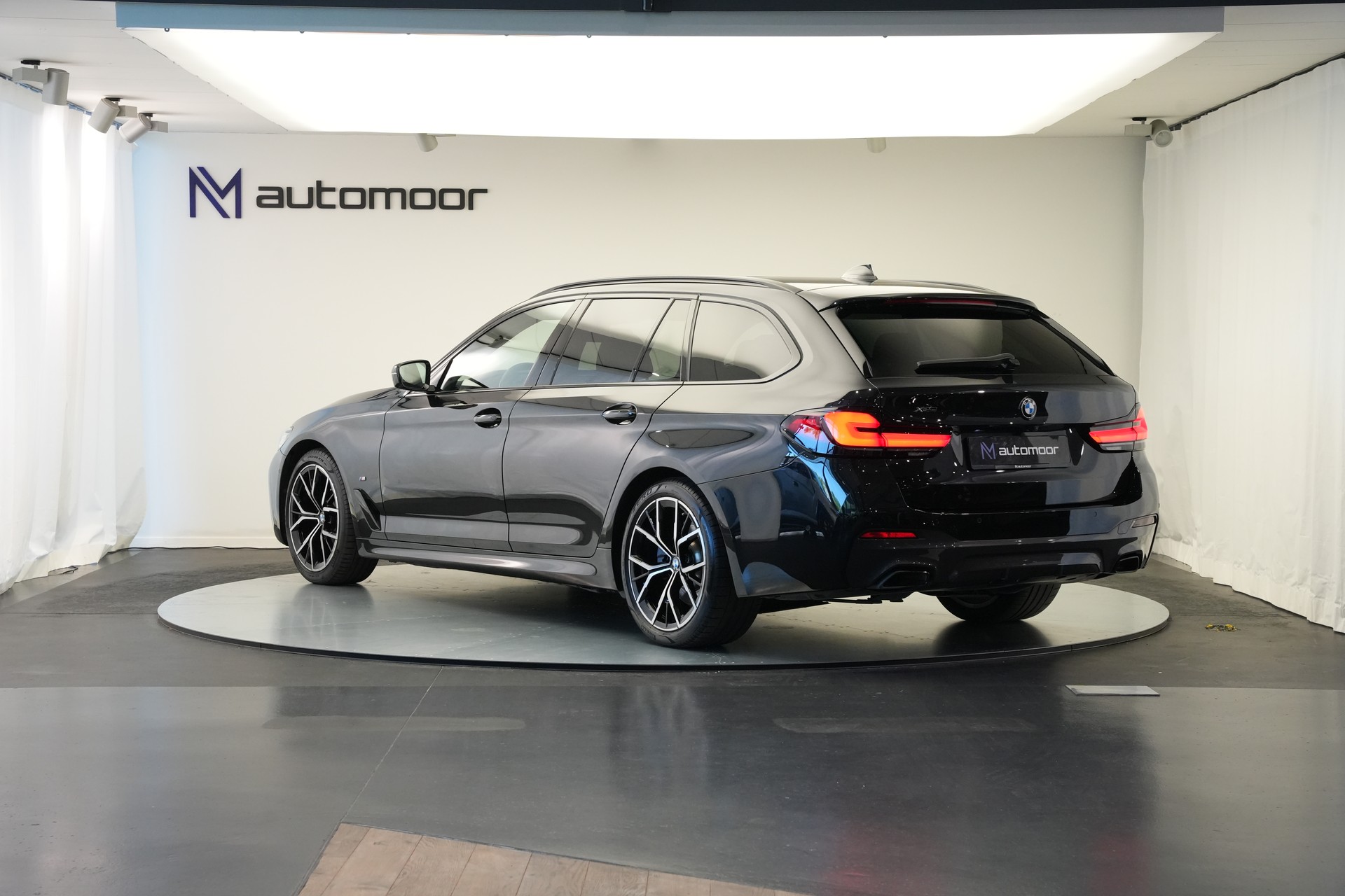 BMW 520d xDrive 48V Touring M Sport Steptronic-image-6