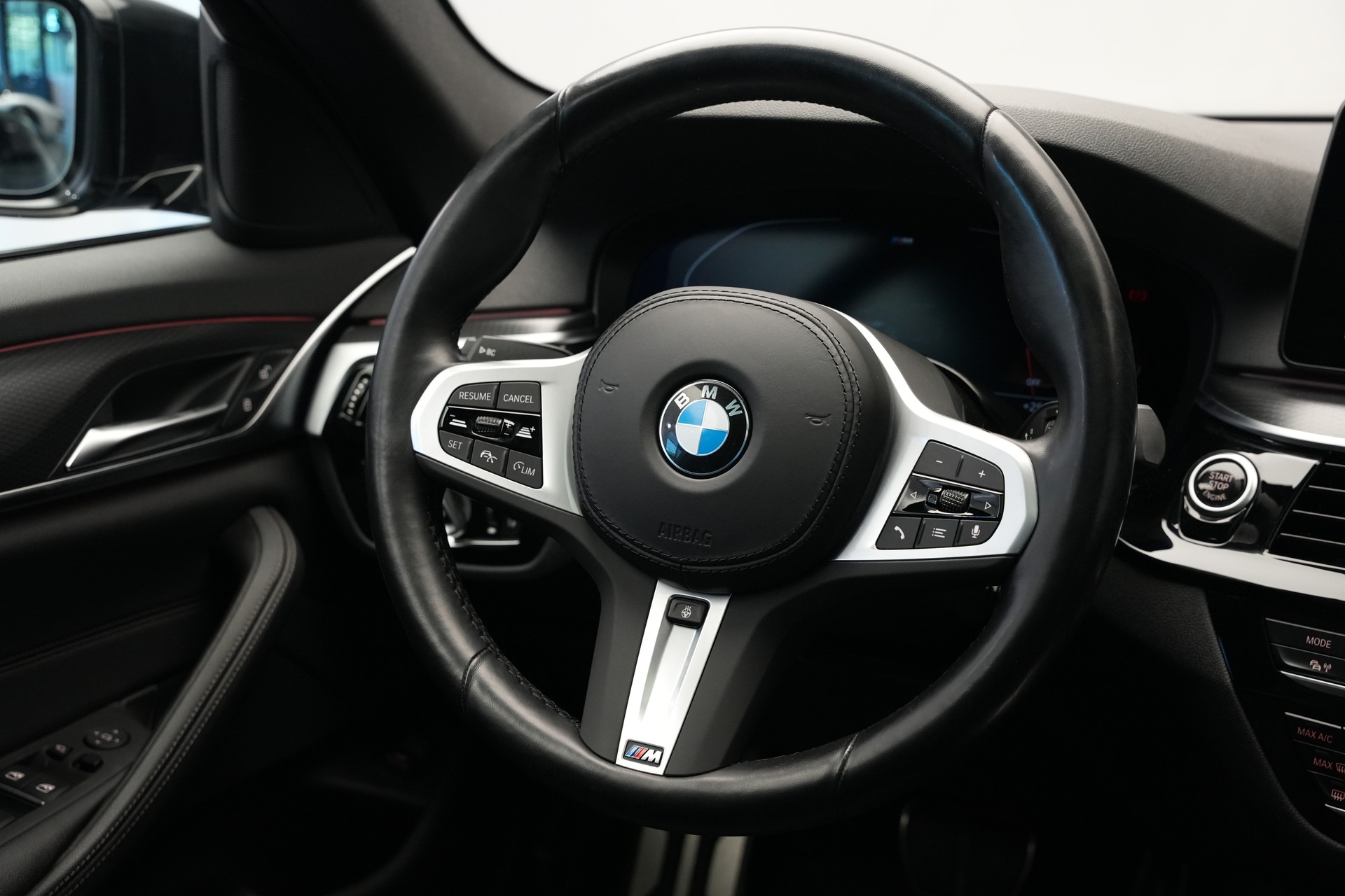 BMW 520d xDrive 48V Touring M Sport Steptronic-image-21