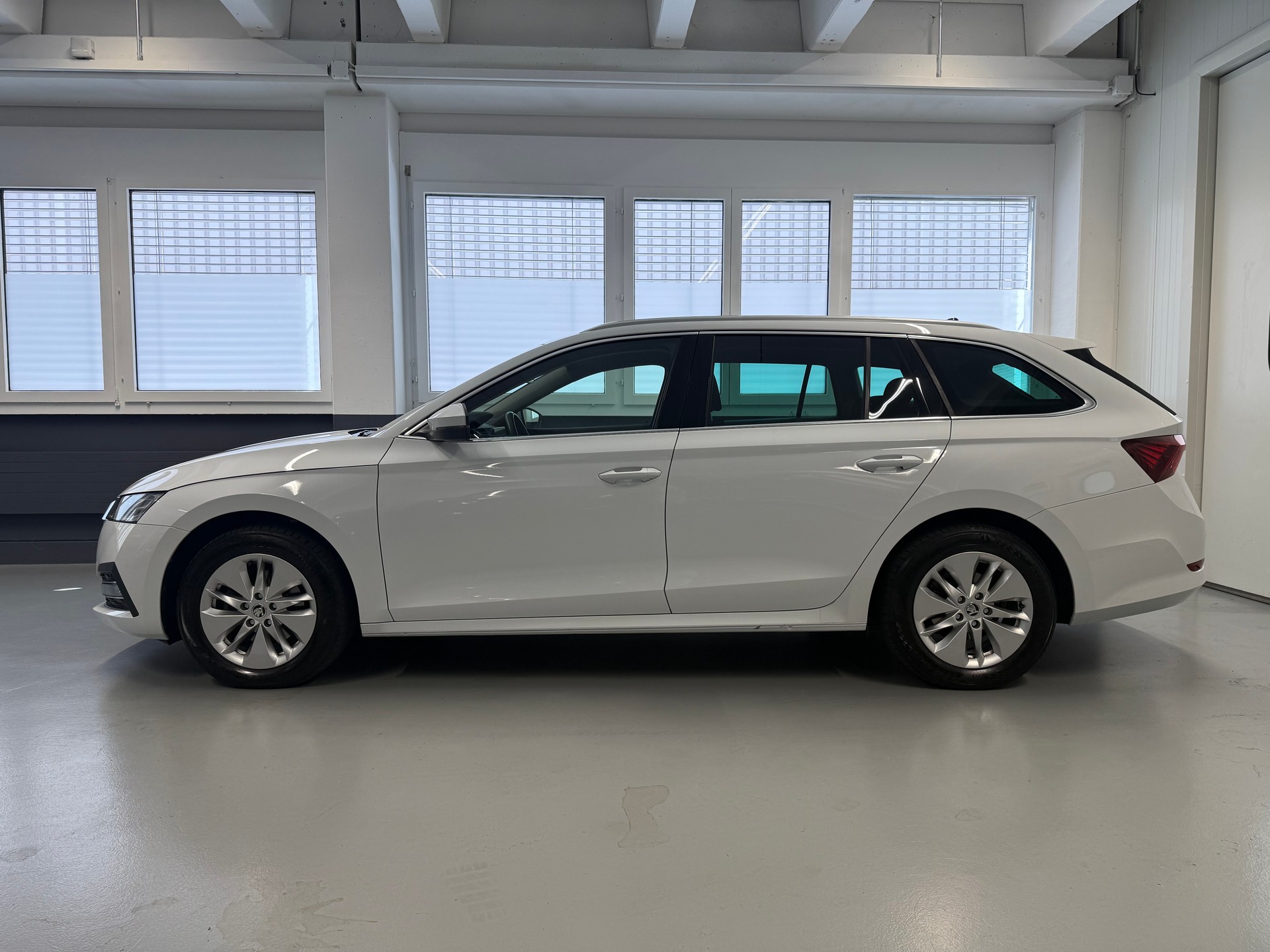 SKODA Octavia Combi 1.5 TSI mHEV DSG Style-showroom-element-2
