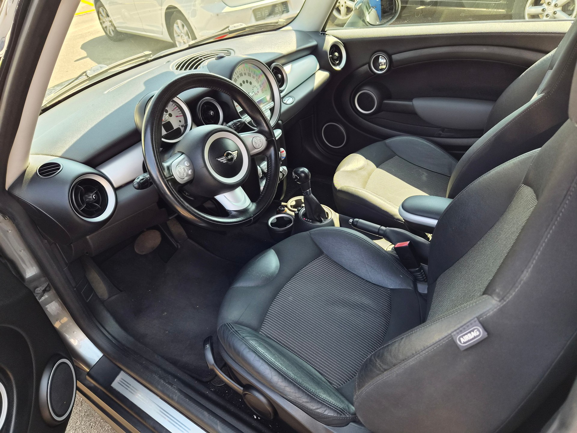 MINI Cooper Steptronic-image-5