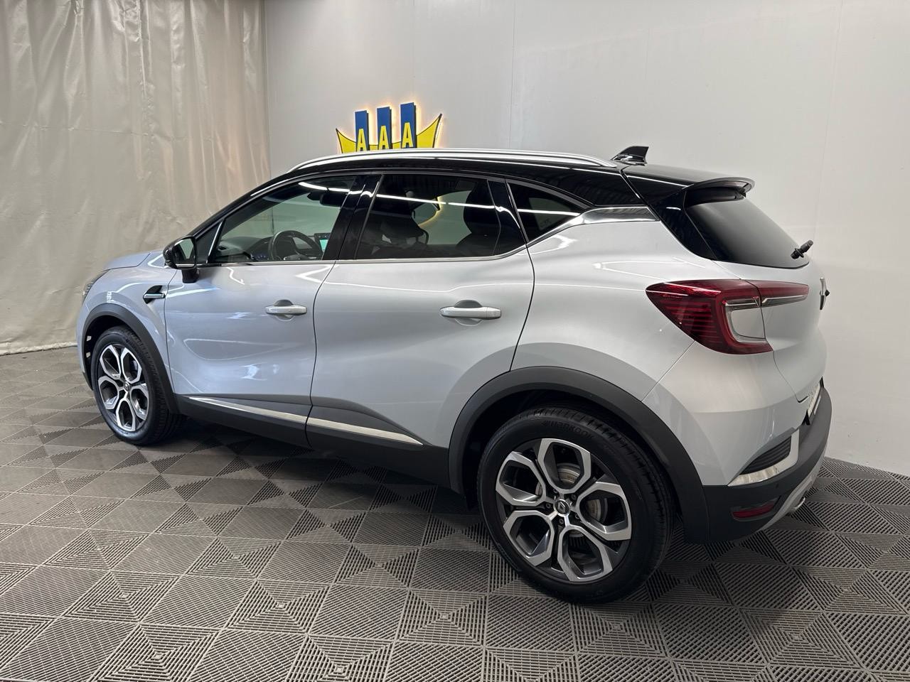 RENAULT Captur 1.3 TCe Initiale EDC-showroom-element-1