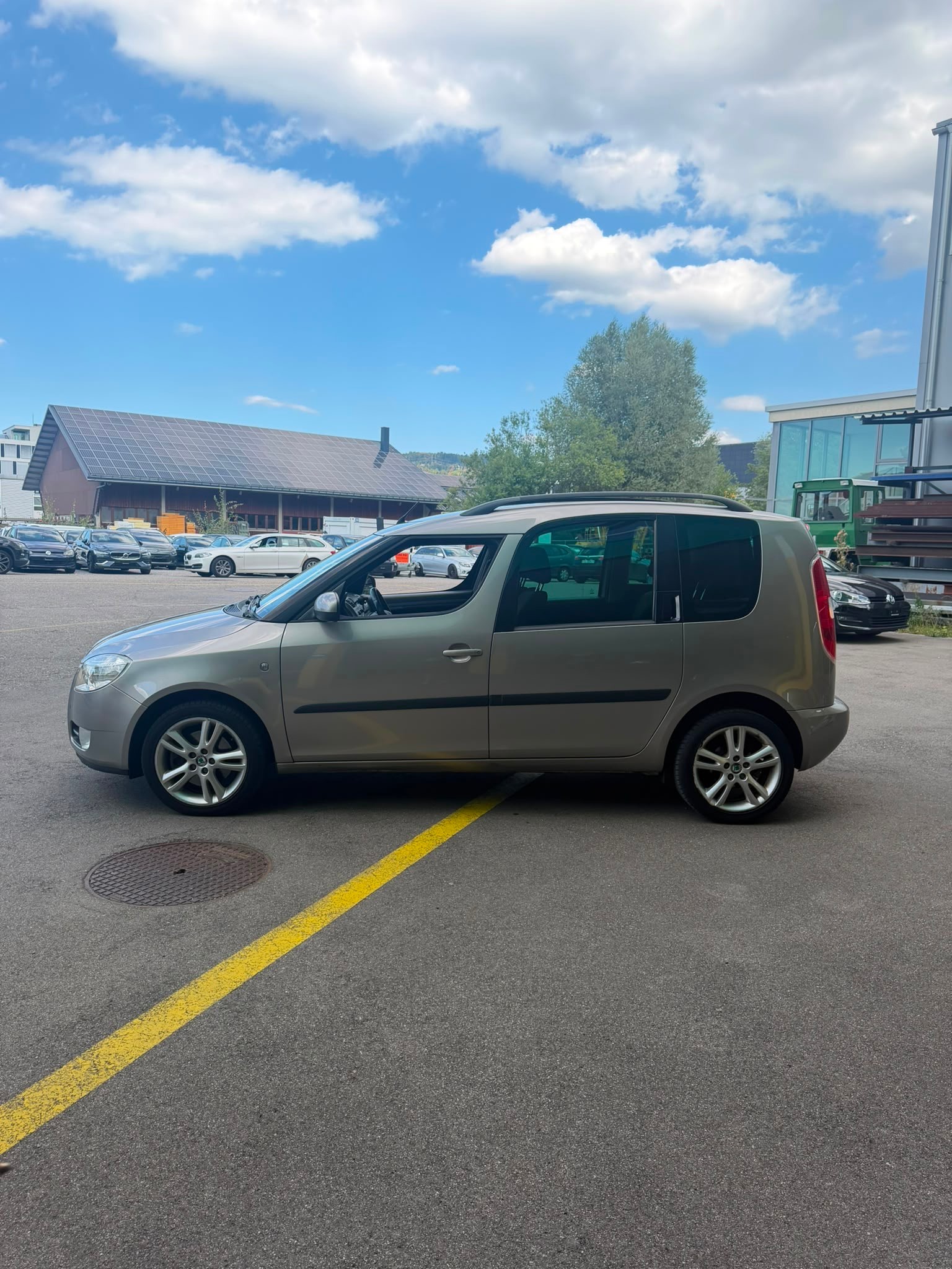 SKODA Roomster 1.6 Scout Automatic-image-3