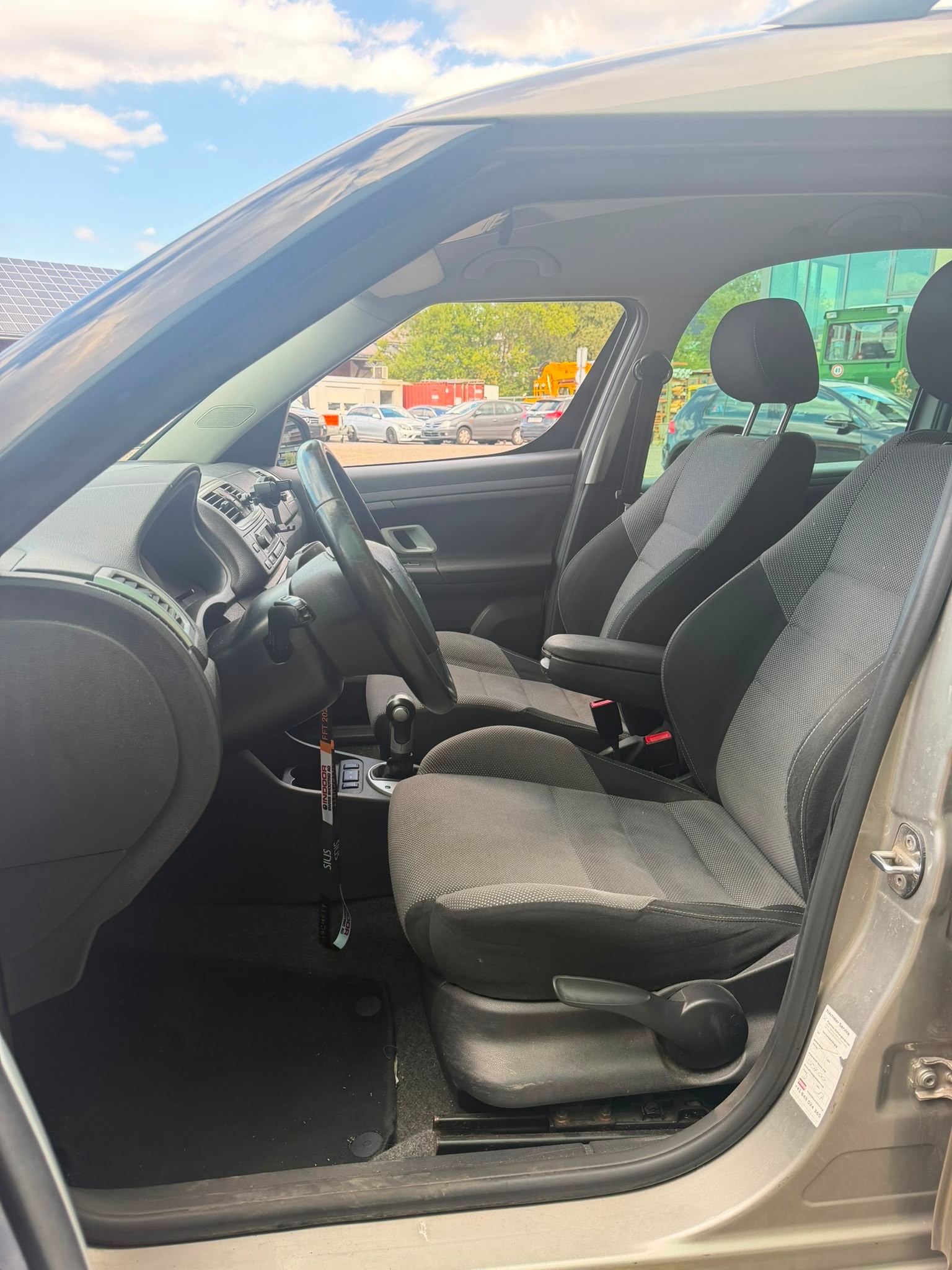 SKODA Roomster 1.6 Scout Automatic-image-8