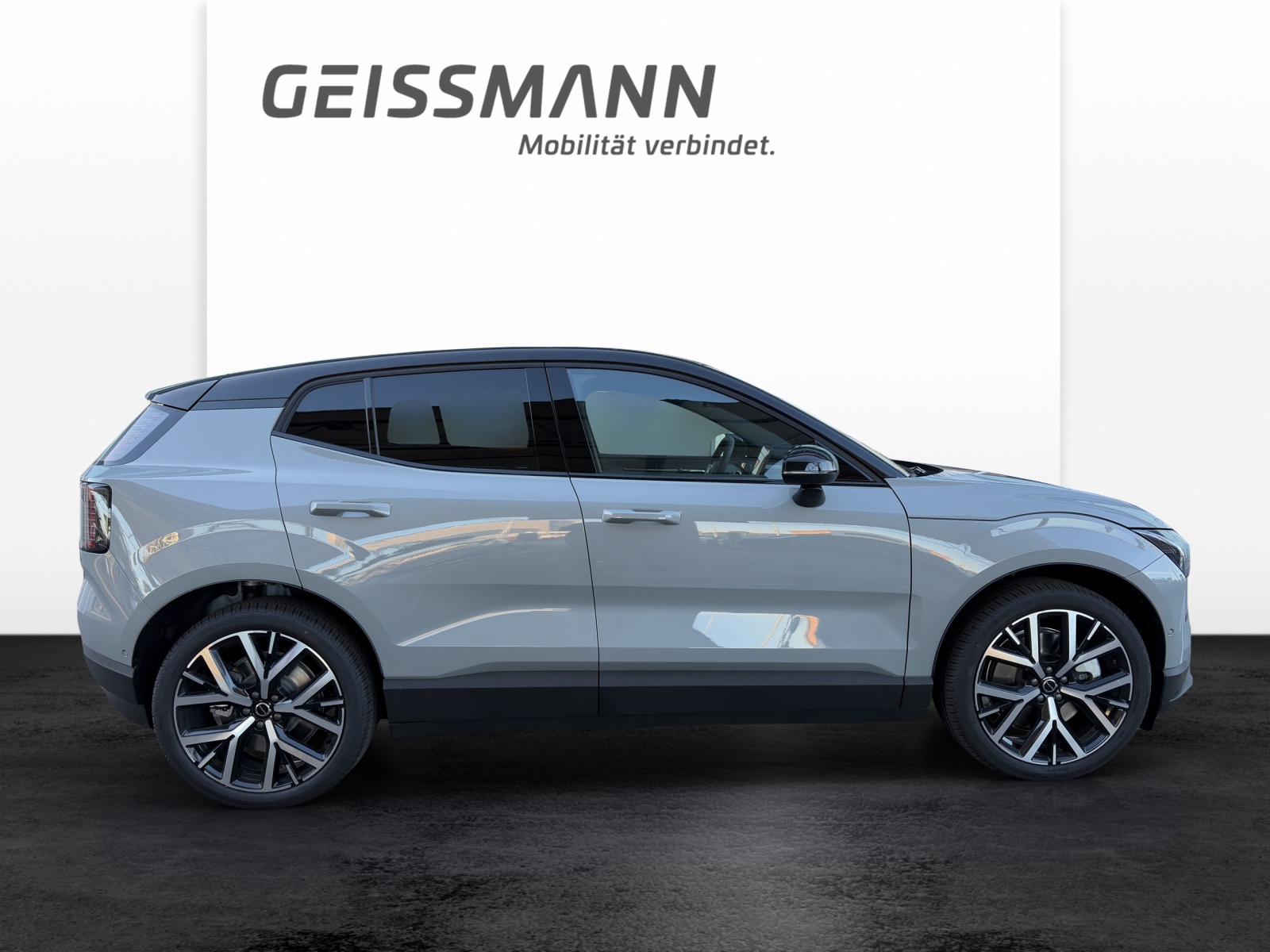 VOLVO EX30 P8 Ultra XCENTRIC Black Edition AWD-showroom-element-3