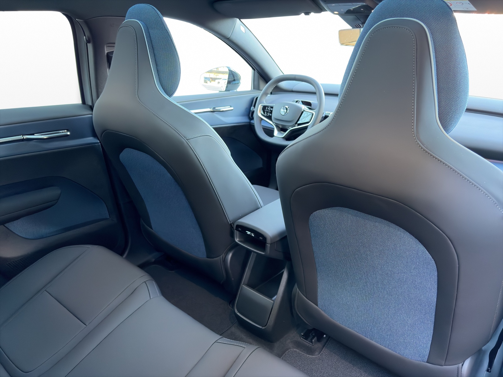 VOLVO EX30 P8 Ultra XCENTRIC Black Edition AWD-image-16