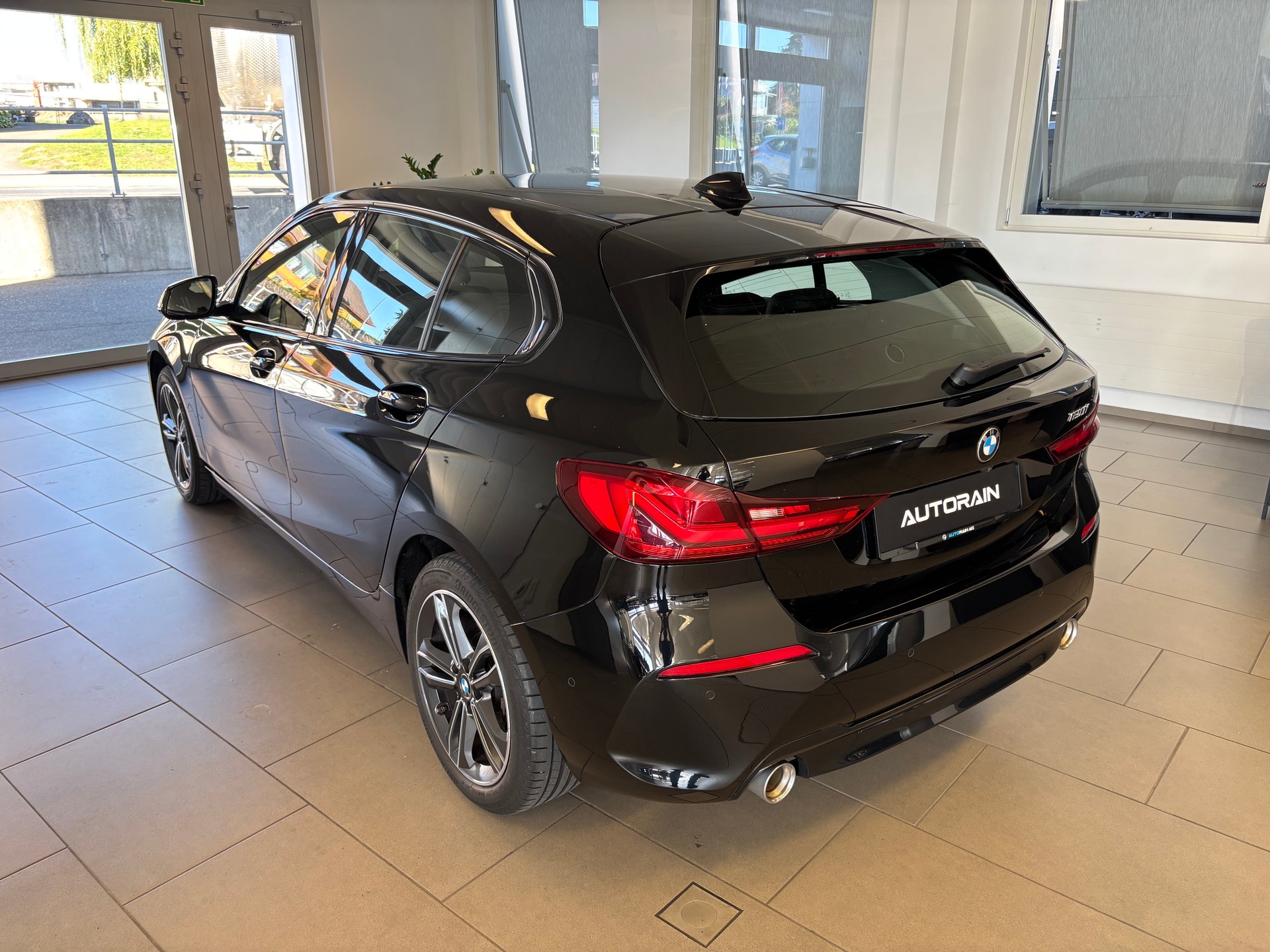 BMW 120i Sport Line Steptronic-showroom-element-3