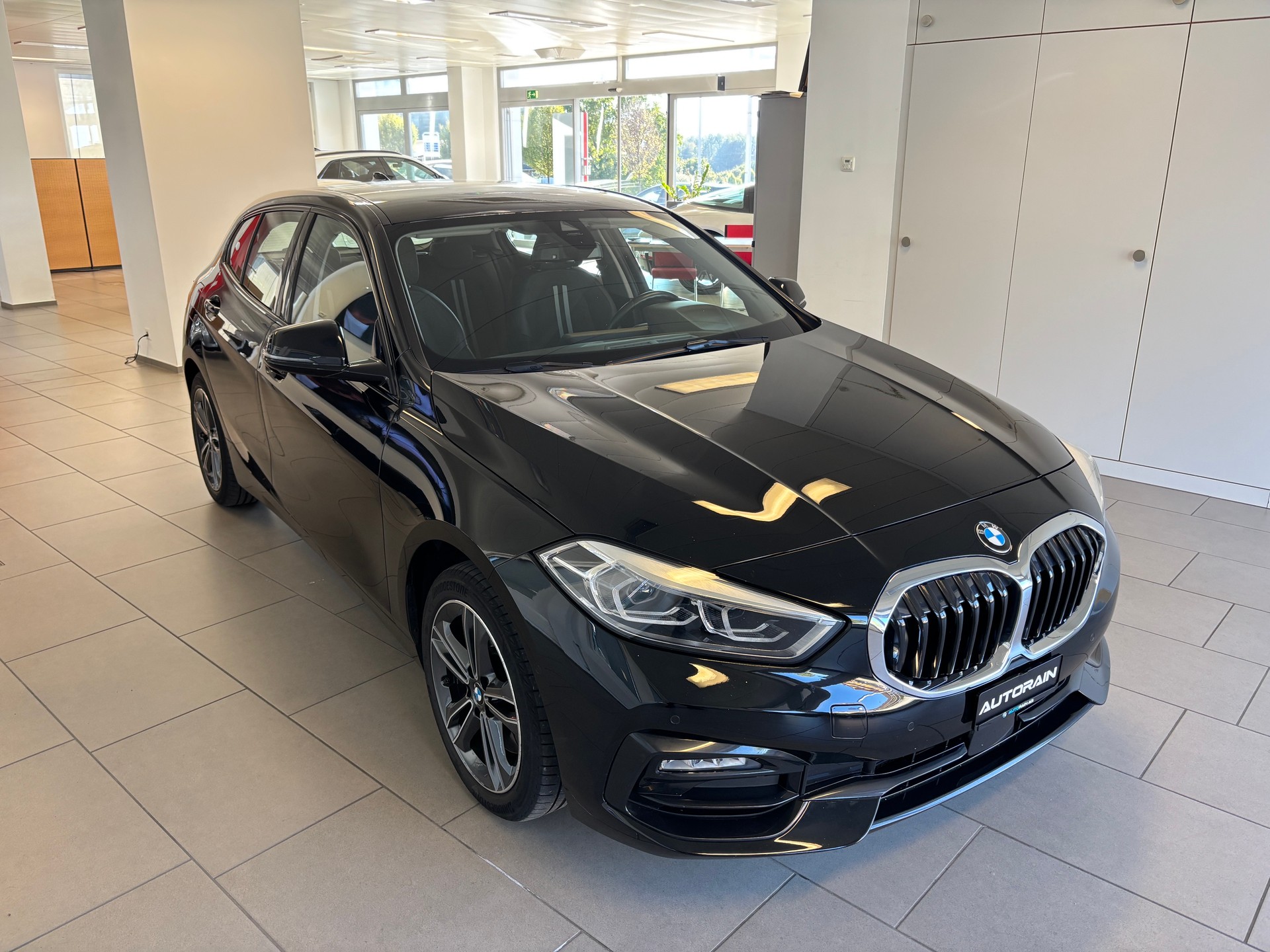 BMW 120i Sport Line Steptronic-showroom-element-1