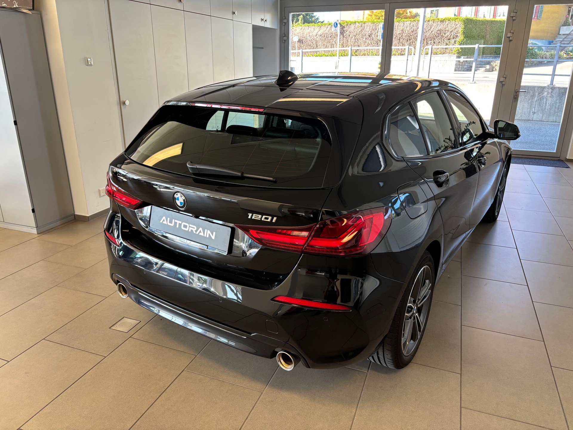 BMW 120i Sport Line Steptronic-showroom-element-2