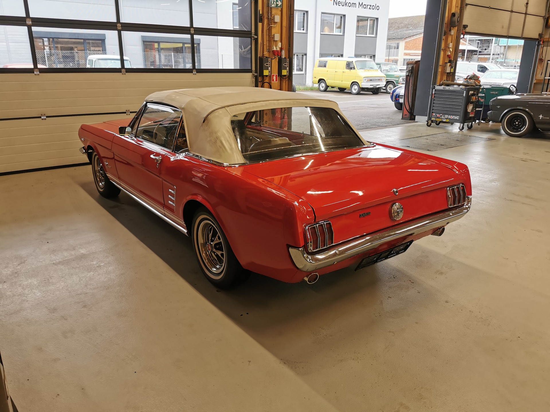 FORD Mustang Convertible-image-4