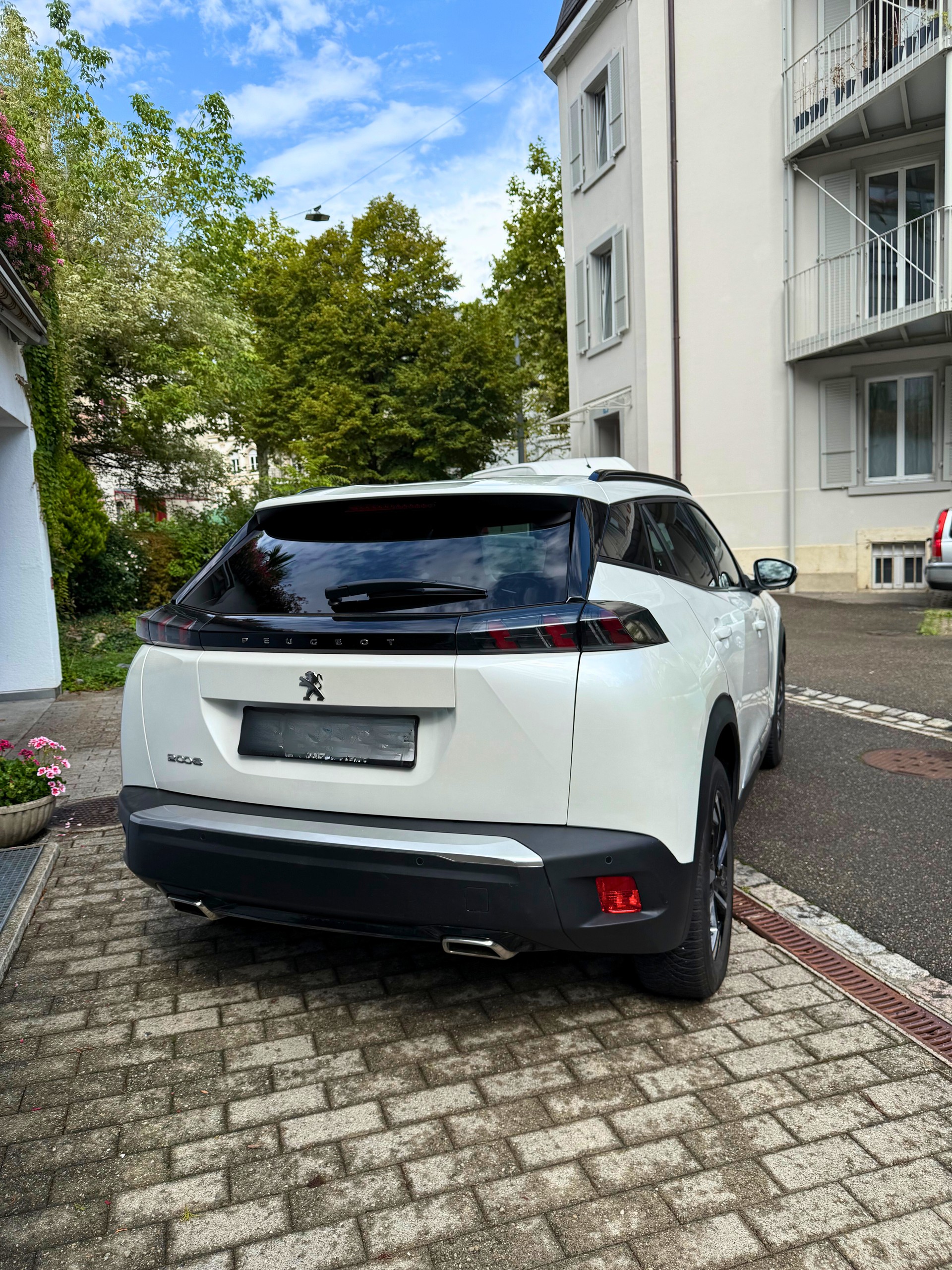 PEUGEOT 2008 1.2 PureTech Allure Pack EAT8-image-1