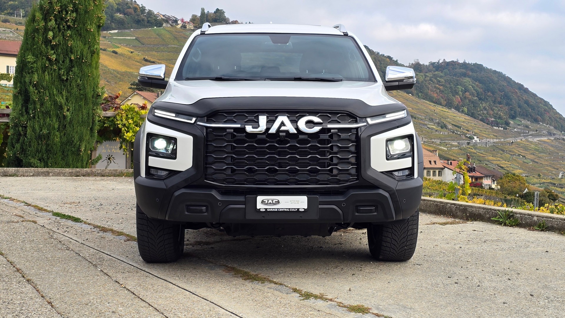 JAC Luxury-showroom-element-2
