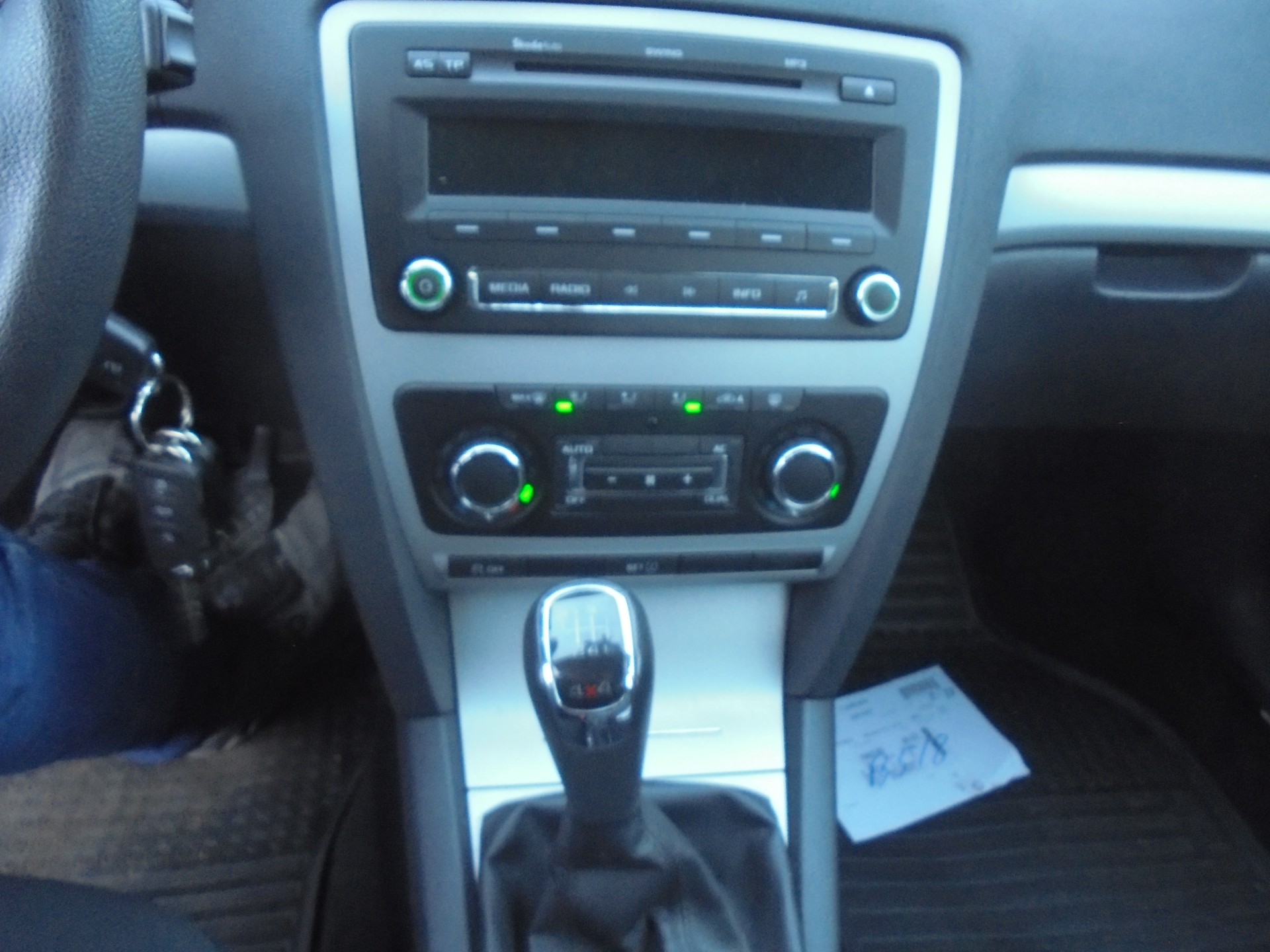 SKODA Octavia Combi 1.6 TDI Ambition 4x4-image-8