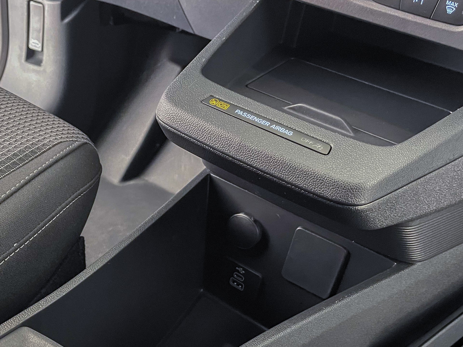 FORD E-Transit Courier Van Trend-image-24
