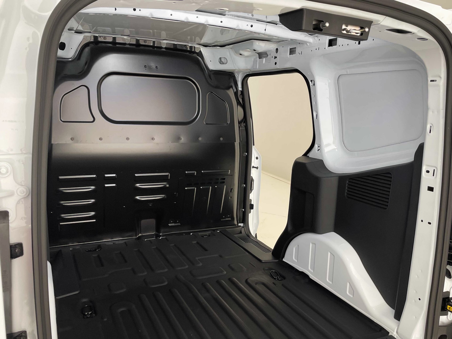 FORD E-Transit Courier Van Trend-image-28