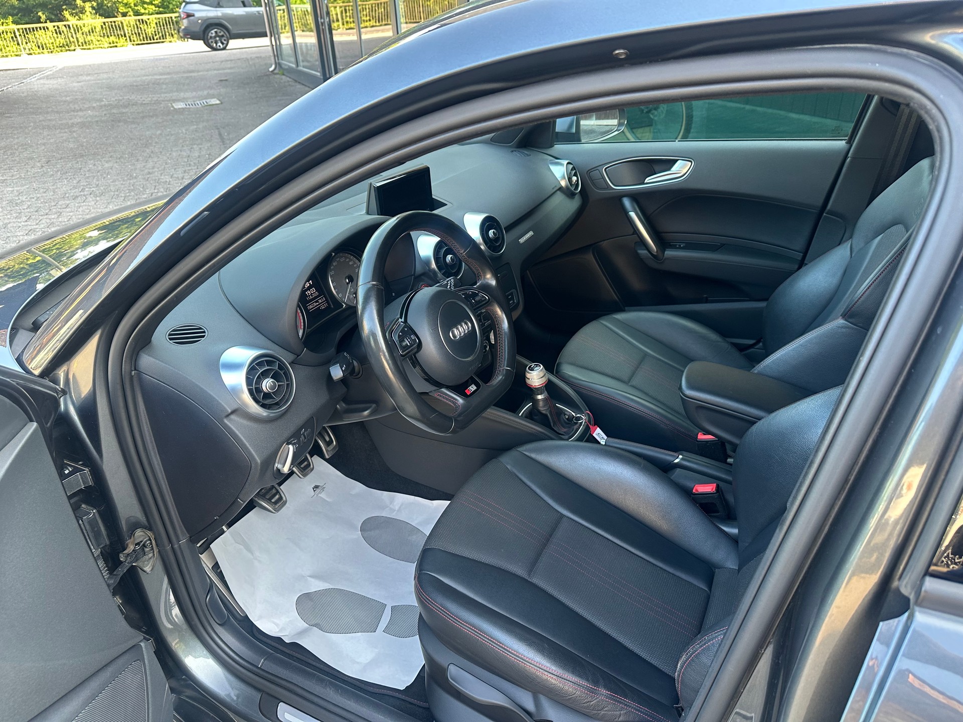 AUDI S1 Sportback 2.0 TFSI quattro-image-6