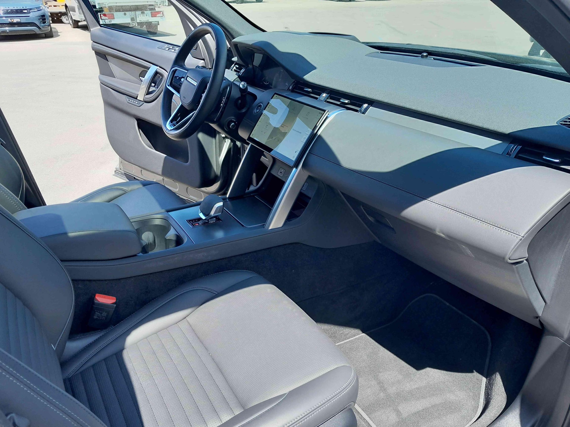 LAND ROVER Discovery Sport 1.5 T 270e Dynamic HSE-image-11
