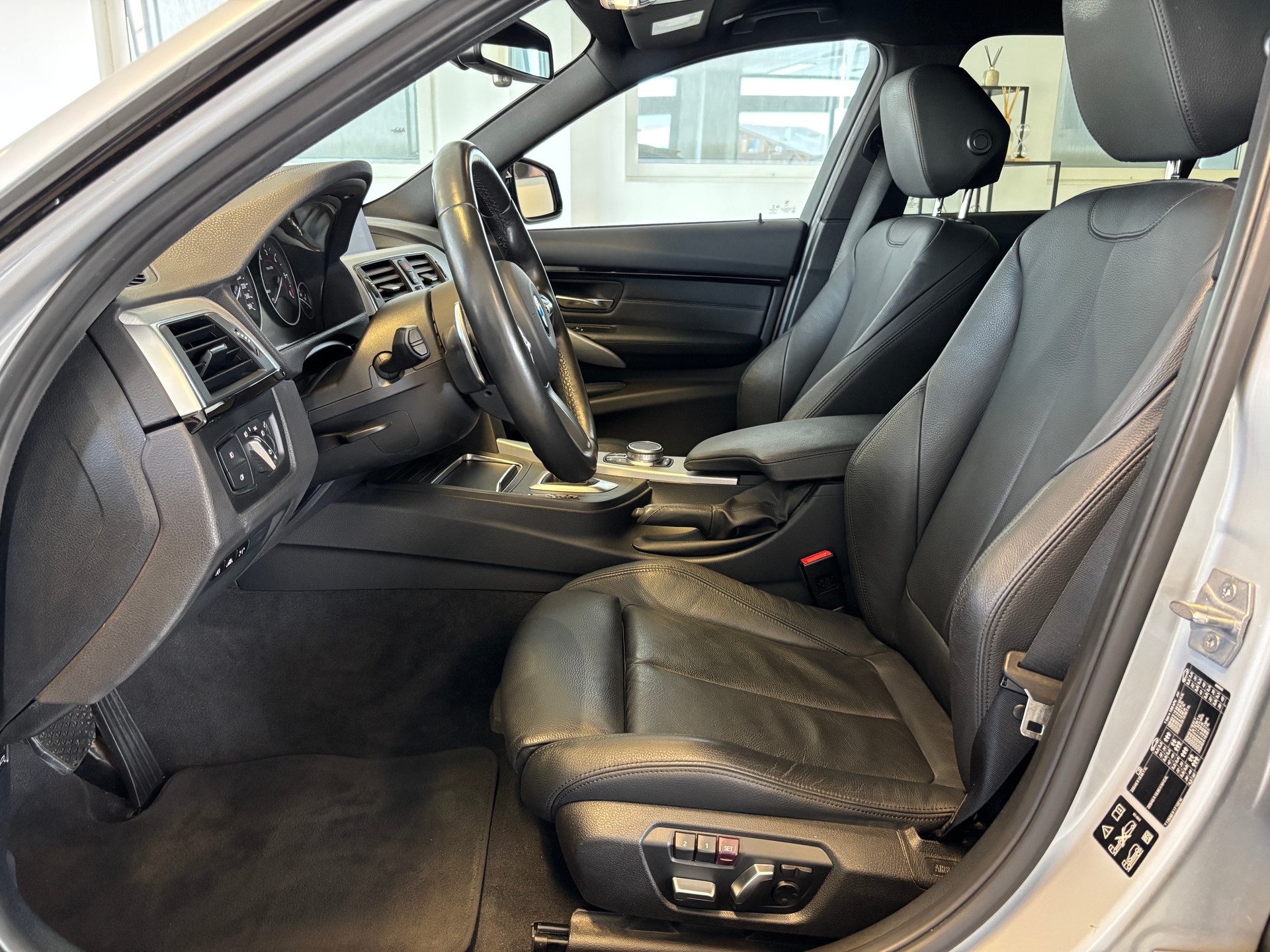 BMW 320d xDrive Touring Edition M Sport Steptronic-image-6