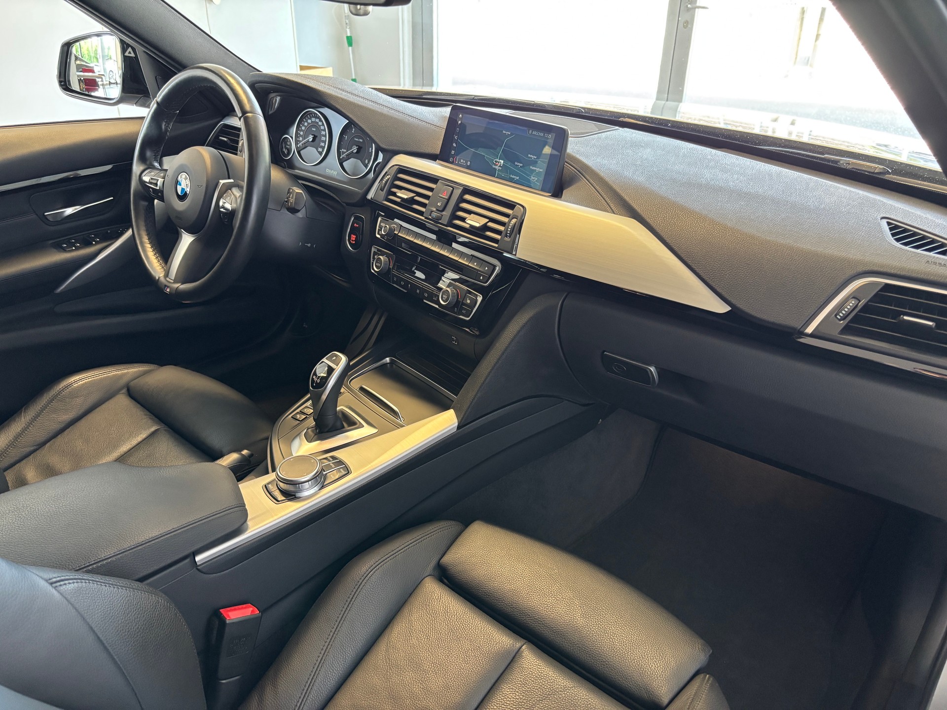 BMW 320d xDrive Touring Edition M Sport Steptronic-image-7