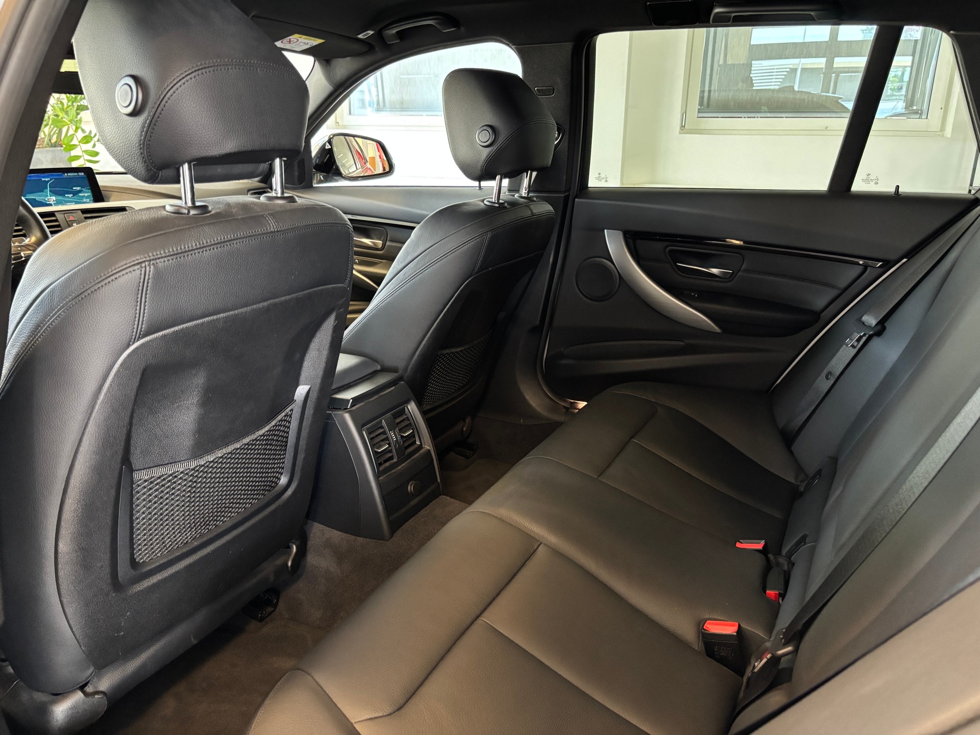 BMW 320d xDrive Touring Edition M Sport Steptronic-image-11