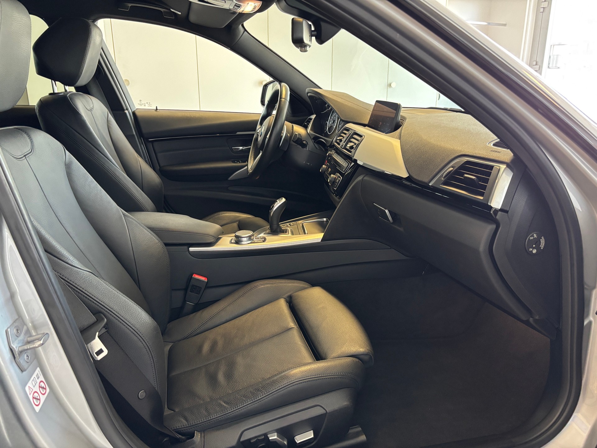 BMW 320d xDrive Touring Edition M Sport Steptronic-image-9