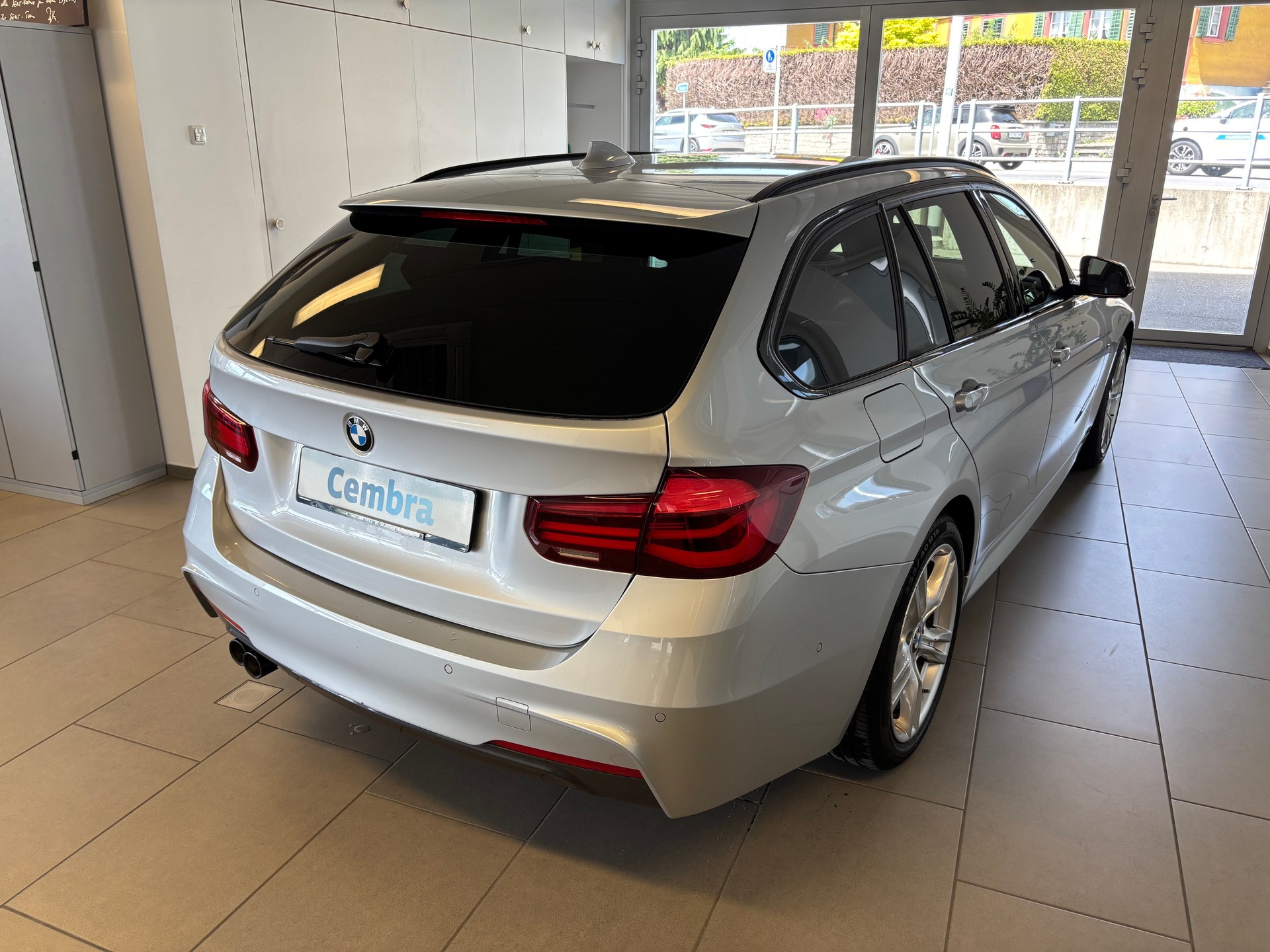 BMW 320d xDrive Touring Edition M Sport Steptronic-showroom-element-2