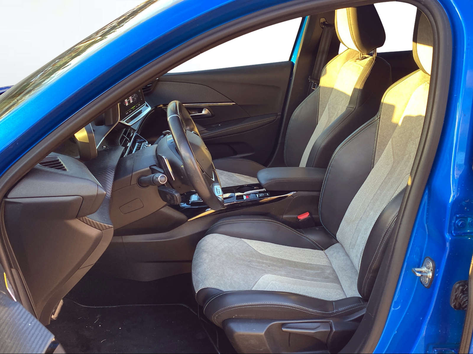 PEUGEOT 208 1.2 PureTech GT Pack EAT8-image-4